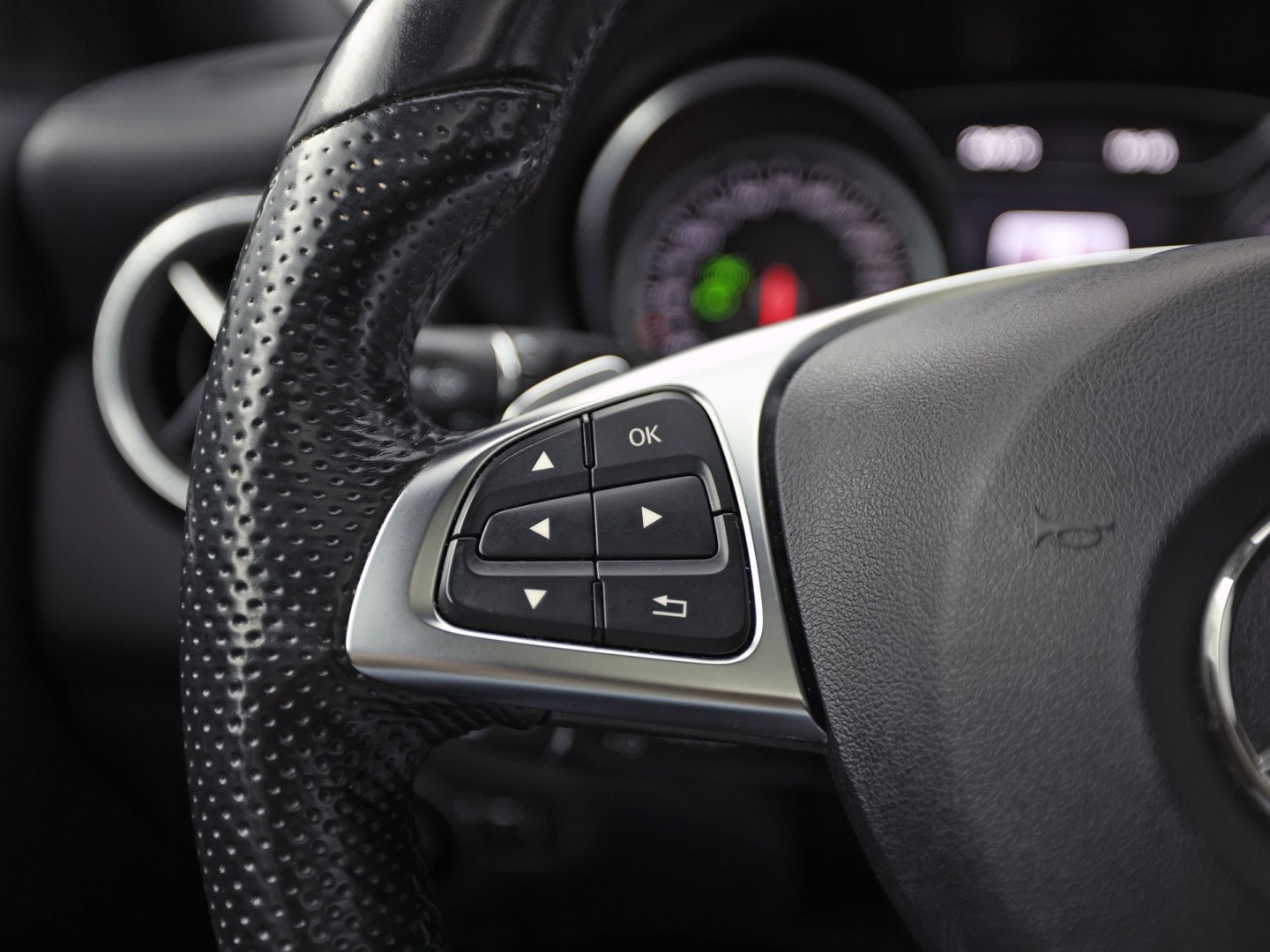 Mercedes-Benz CLA-Klasse 200 AMG Sport 156Pk Automaat (PANORAMADAK, GROOT NAVI, LEDER, STOELVERWARMING, SPORTSTOELEN, PARKEERSENSOREN, CRUISE, NIEUWSTAAT)