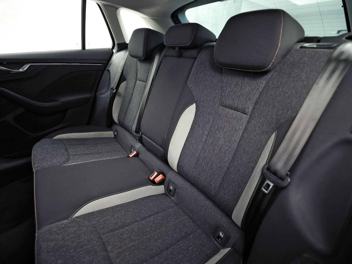 Škoda Scala 1.0 TSI Sport Automaat (GROOT NAVI, VIRTUAL COCKPIT, CLIMATE, APPLE CARPLAY, STOELVERWARMING, NIEUWE APK, NIEUWSTAAT)