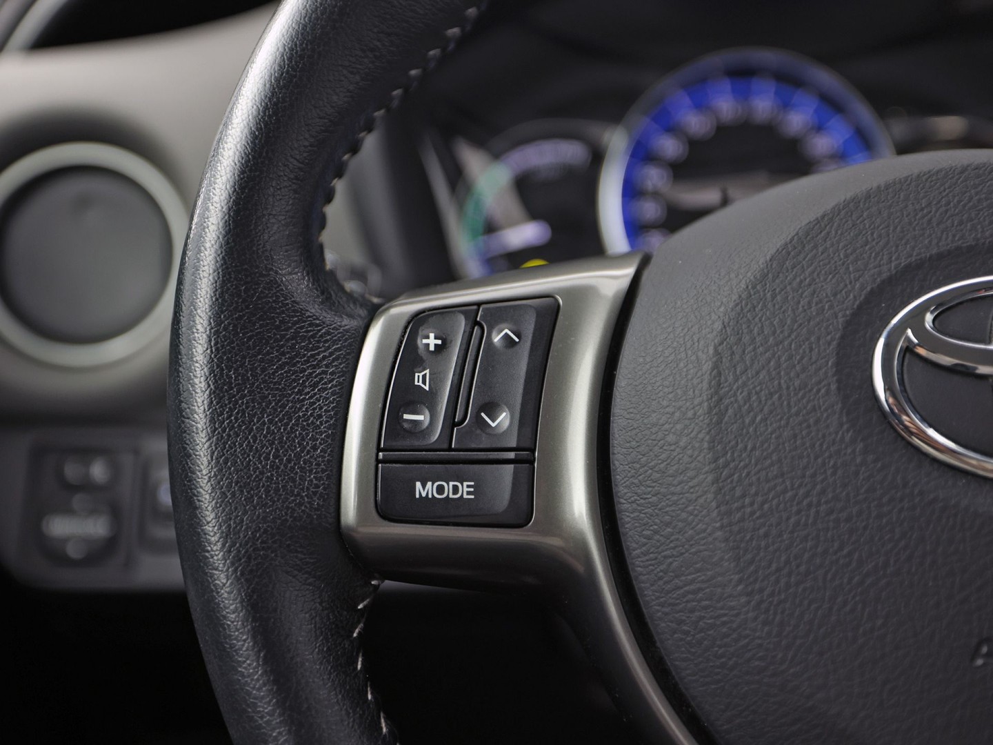 Toyota Yaris 1.5 Hybrid Sport Automaat (NAVIGATIE, CAMERA, CLIMATE, SPORTSTOELEN, CRUISE, ELEK PAKKET, NIEUWSTAAT)