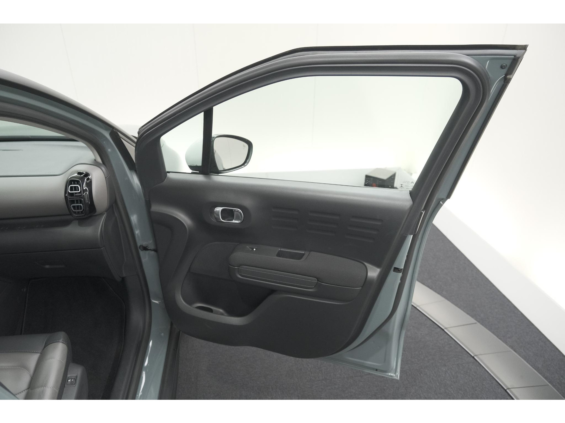 Citroen C3 Aircross PureTech 130 EAT6 Shine | Schuif-/Kanteldak | Camera | Dodehoekdetectie | Head-Up Display