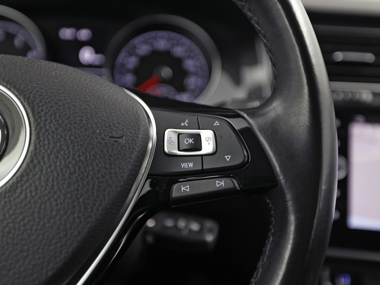 Volkswagen Golf 1.0 TSI Sportline (APPLE CARPLAY, NAP, GROOT NAVI, CLIMATE, PARKEERSENSOREN, SPORTSTOELEN, LM VELGEN, ADAPTIVE CRUISE, NIEUWSTAAT)
