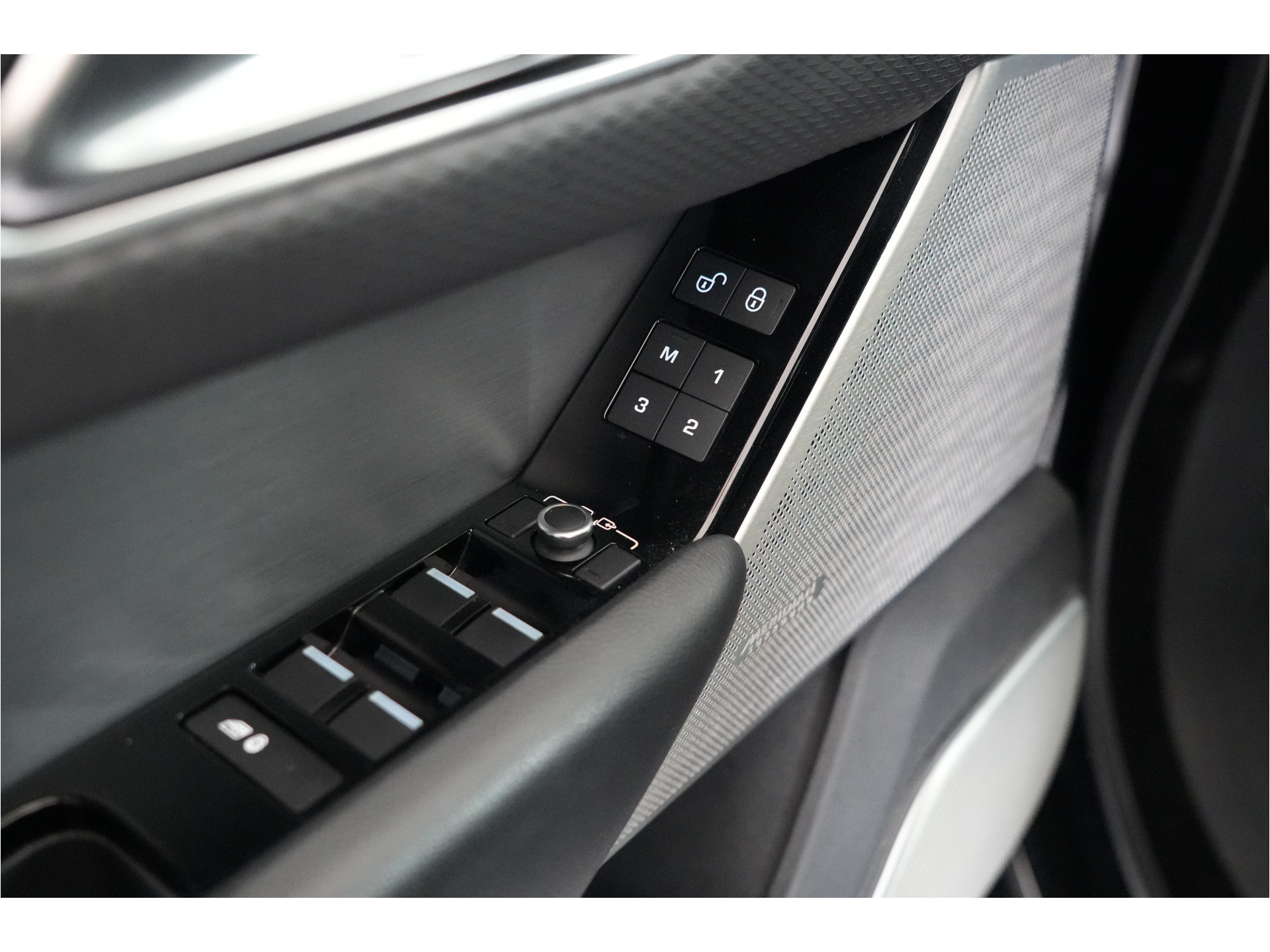 Land Rover Range Rover Velar 2.0 I4 Turbo 300 pk AWD R-Dynamic SE | Pano | Trekhaak | El. Stl. verst. | Massage | Leder | Inparkeer |e | Stl. verw. |