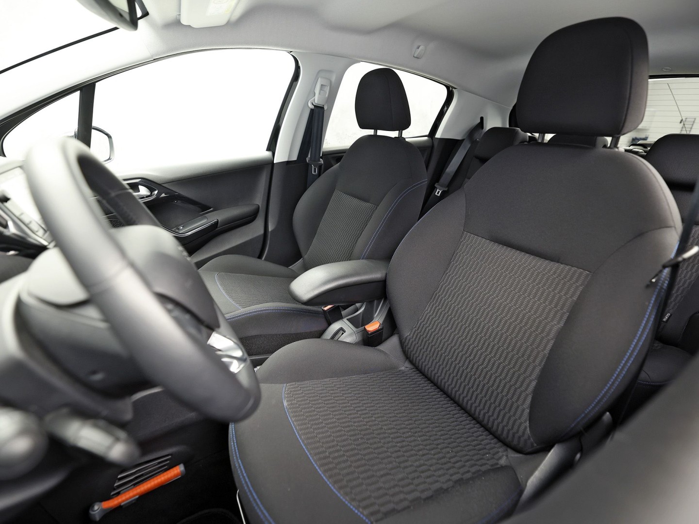 Peugeot 208 1.2 PureTech Signature (APPLE CARPLAY, LOGISCH NAP, NAVIGATIE, GETINT GLAS, SPORTSTOELEN, PARKEERSENSOREN, LM VELGEN, CRUISE, NIEUWSTAAT)