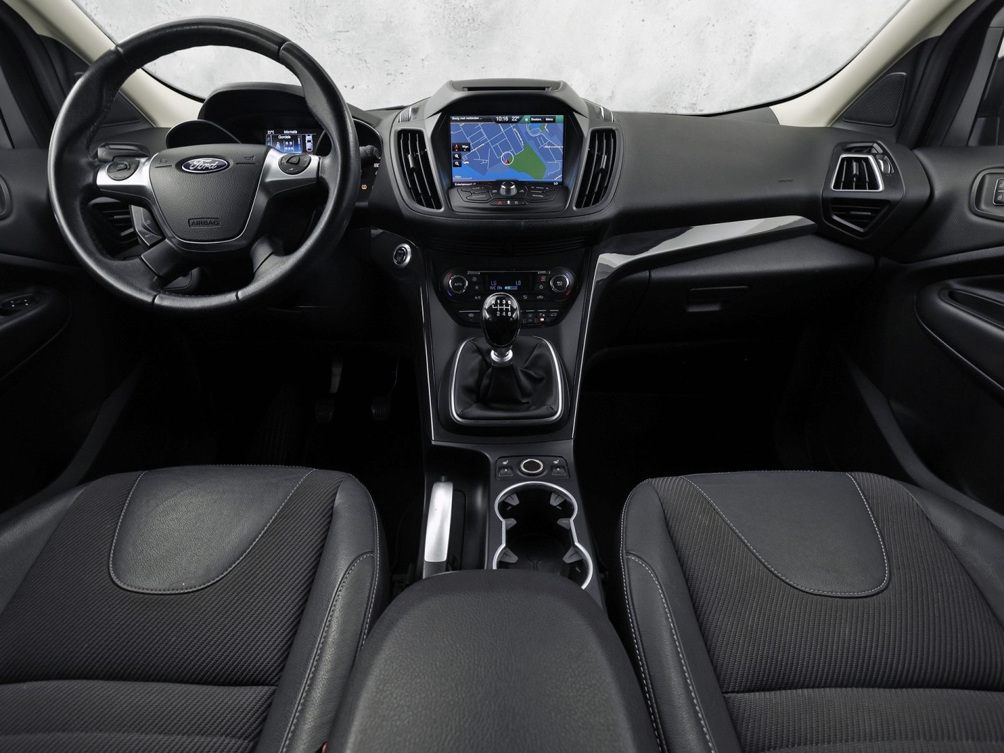 Ford Kuga 1.5 Titanium Sport 150Pk (NAVIGATIE, CLIMATE, STOELVERWARMING, TREKHAAK, GETINT GLAS, SPORTSTOELEN, PARKEERSENSOREN, CRUISE, NIEUWSTAAT)