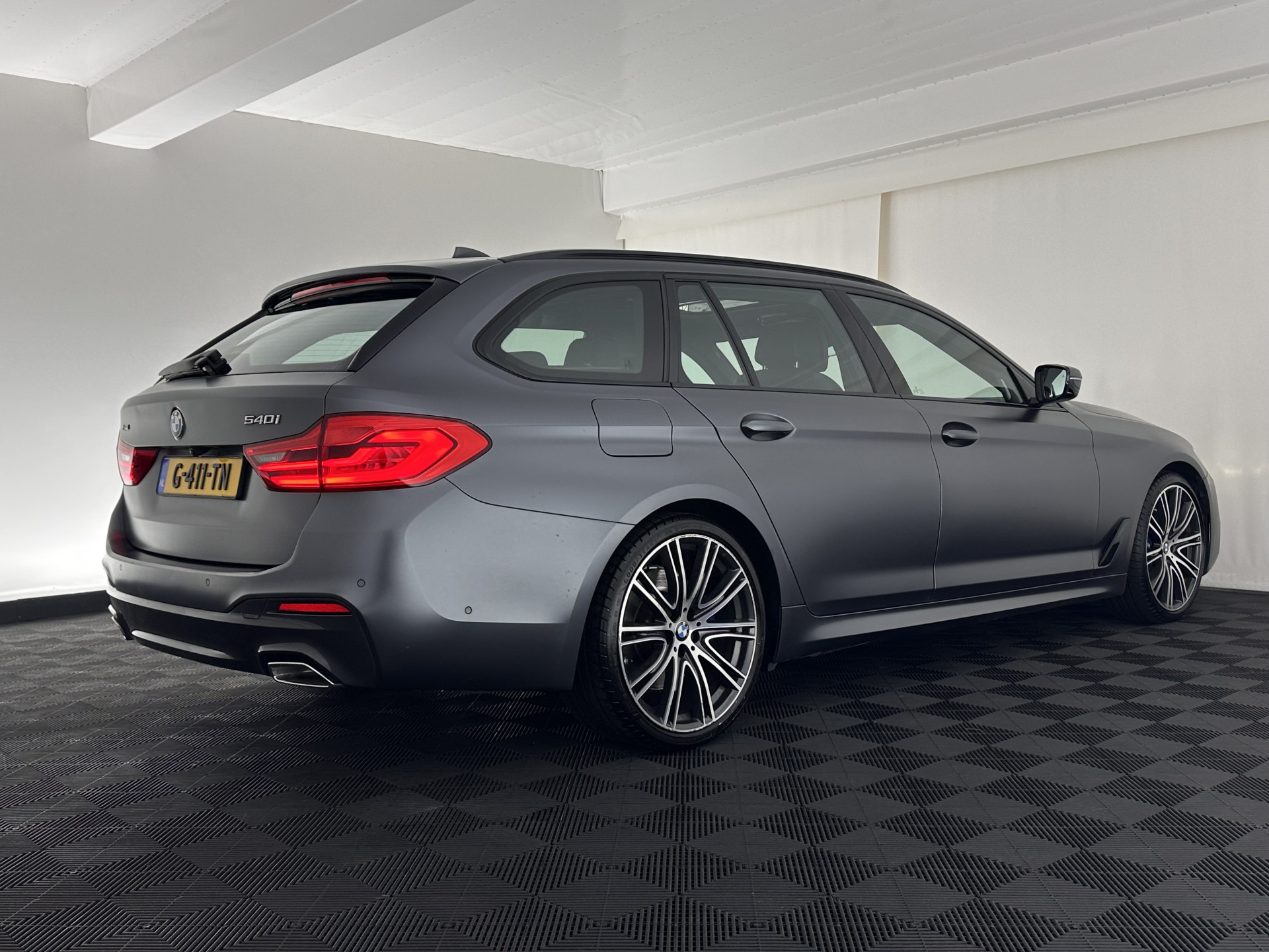 BMW 5-serie Touring 540i xDrive  M-Sportpack High Executive Aut. *PANO | LEATHER | FULL-LED | ADAPTIVE-CRUISE | DIGI-COCKPIT | MEMORY-PACK | BLINDSPOT | TOPVIEW | HARMAN/KARDON | KEYLESS | DIGI-COCKPIT | HEATED-COMFORTSEATS | AMBIENTLIGHT | HEAD-UP |