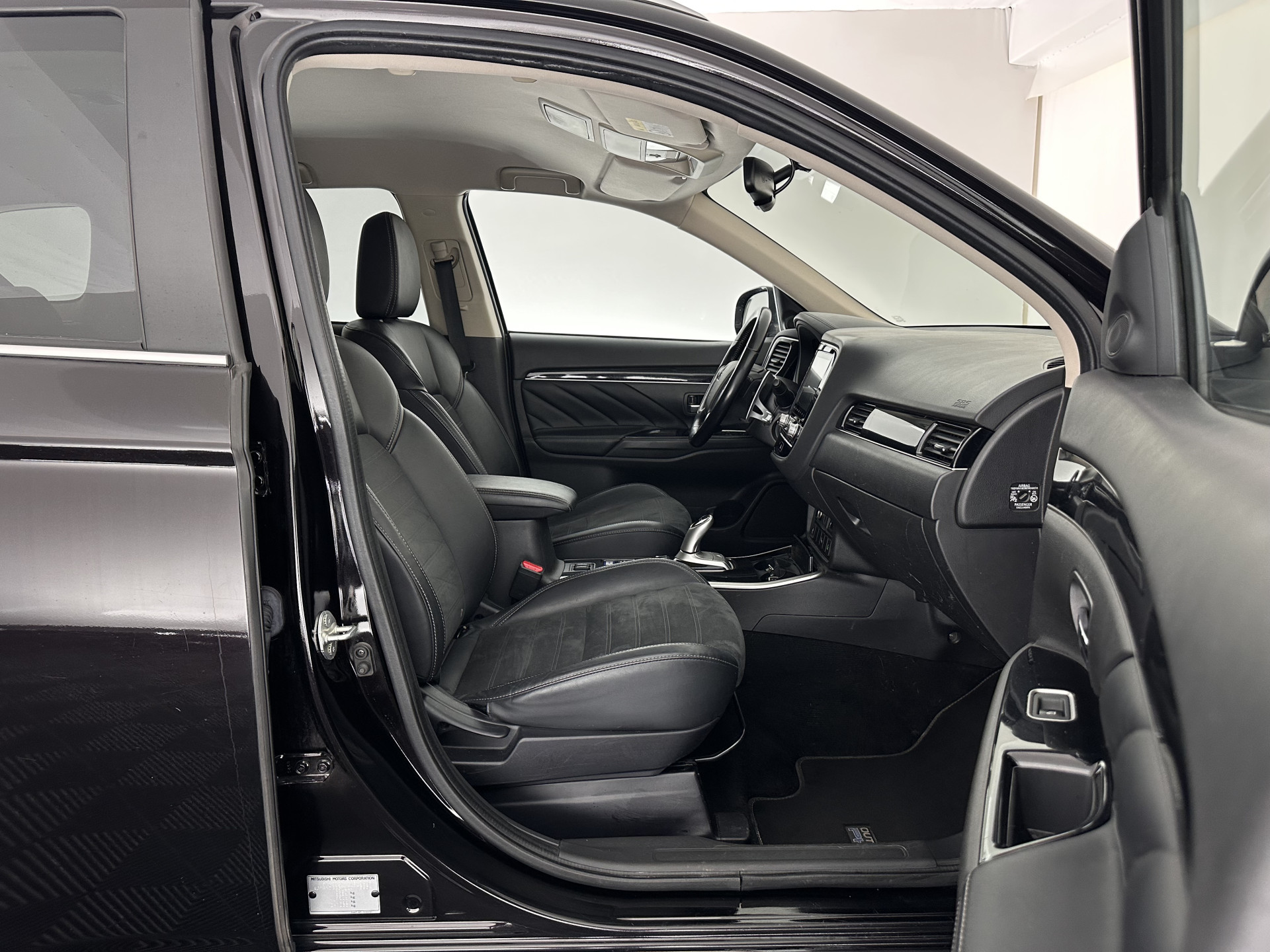 Mitsubishi Outlander 2.4 PHEV Intense AWD (Plug-in) (INCL-BTW) *LEATHER-ALCANTARA | FULL-LED | KEYLESS | BLINDSPOT | CAMERA | HEATED-COMFORTSEATS | ECC | SHIFTPADDLES | PDC | CRUISE | PRIVACYGLASS | DAB | TOWBAR | CARPLAY | 18''ALU*