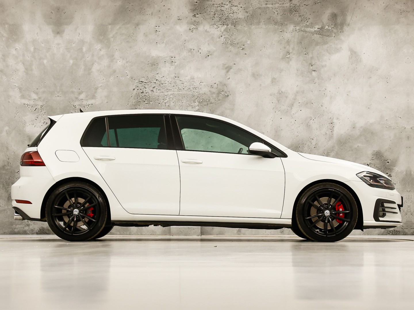 Volkswagen Golf 2.0 TSI GTI Performance 245Pk Automaat (VIRTUAL COCKPIT, APPLE CARPLAY, GROOT NAVI, MODE KNOP, DYNAUDIO, CAMERA, STOELVERWARMING, ADAPTIVE CRUISE, DODEHOEK DETECTOR, NIEUWSTAAT)