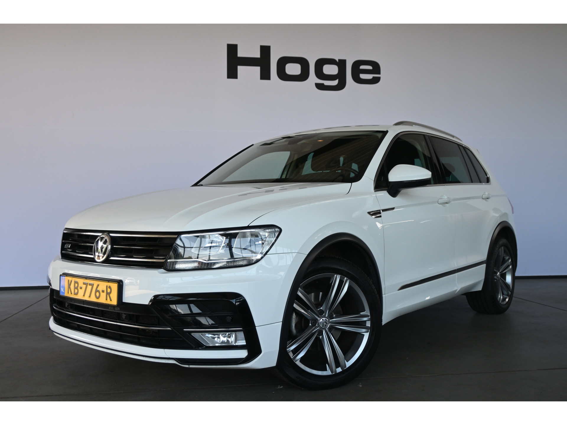 Volkswagen Tiguan 1.4 TSI Highline R-Line Clima Navigatie Carplay 1e Eigenaar Trekhaak Rijklaarprijs! Inruil Mogelijk!