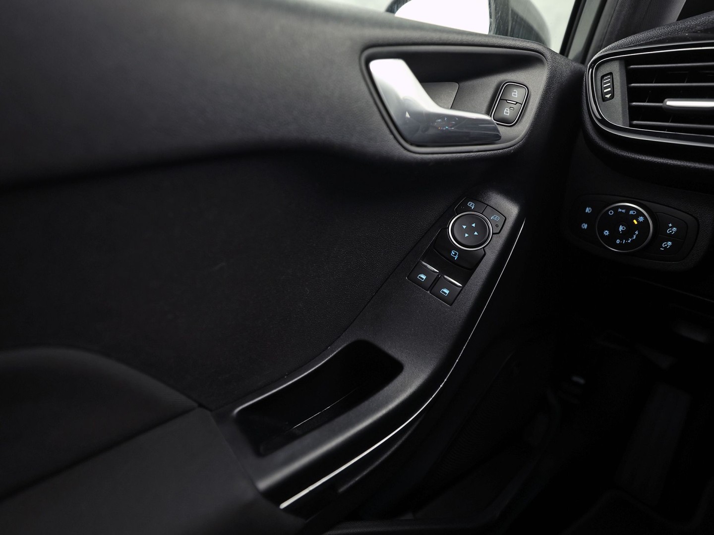 Ford Fiesta 1.0 EcoBoost Titanium Sport (APPLE CARPLAY, GROOT NAVI, CLIMATE, CAMERA, SPORTSTOELEN, ADAPTIVE CRUISE, KEYLESS, PARKEERSENSOREN, NIEUWSTAAT)