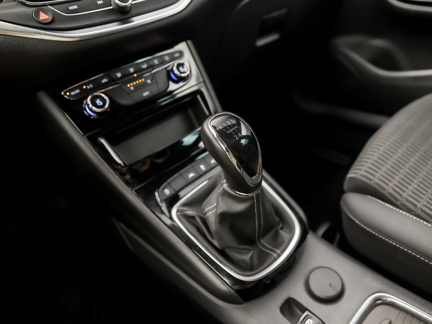 Opel Astra Sports Tourer 1.2 Innovation Sport (APPLE CARPLAY, DIGITALE COCKPIT, GROOT NAVI, CLIMATE, CAMERA, TREKHAAK, SPORTSTOELEN, GETINT GLAS, KEYLESS, ADAPTIVE CRUISE, NIEUWSTAAT)
