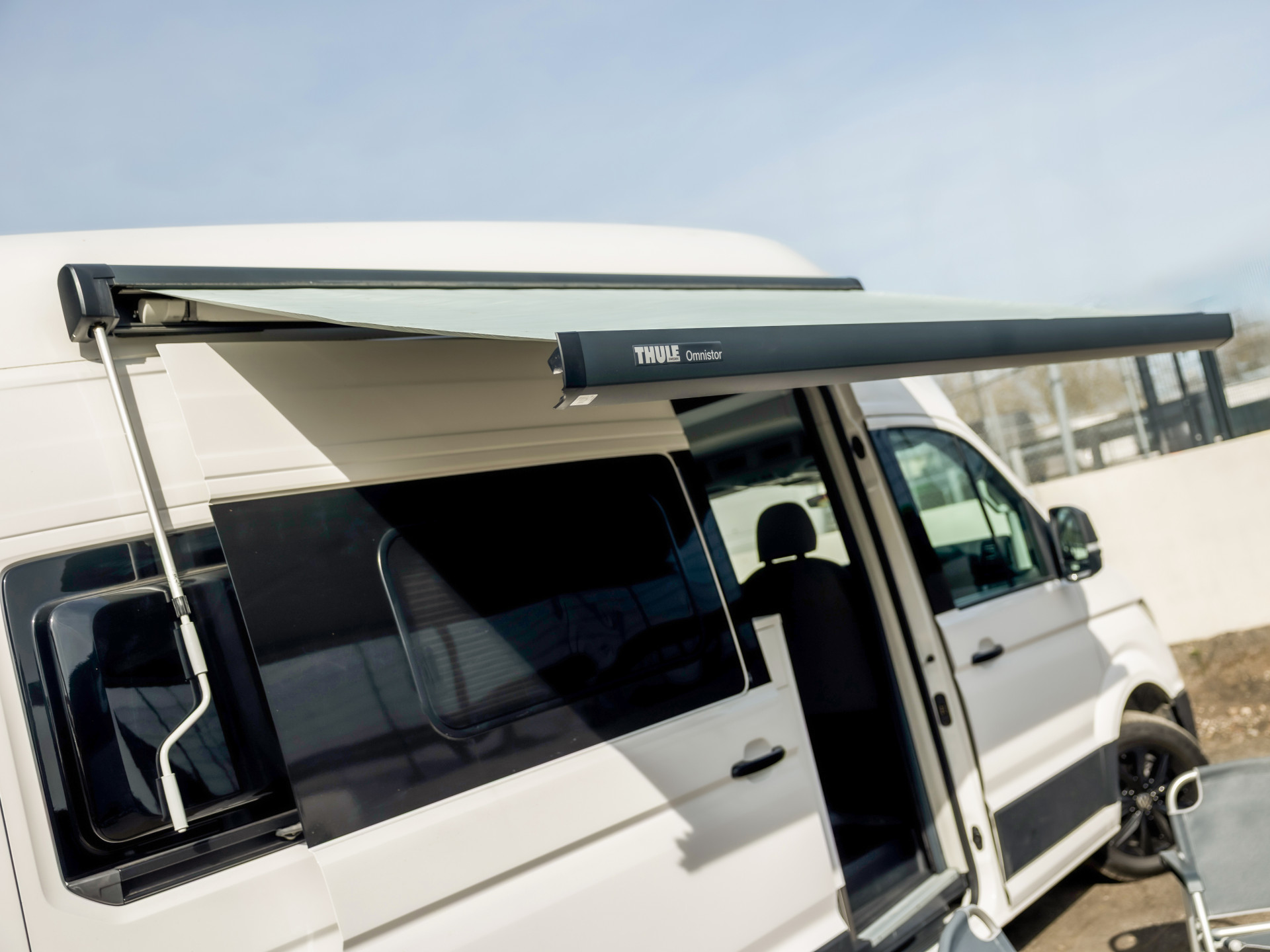 Volkswagen Crafter Grand California XXL 177Pk Automaat (LED KOPLAMPEN, STOELVERWARMING, KEUKEN, CENTRALE VERWARMING, KOELKAST, TOILET, DOUCHE, THULE ZONNESCHERM, FIETSENDRAGER, ZOET WATER)