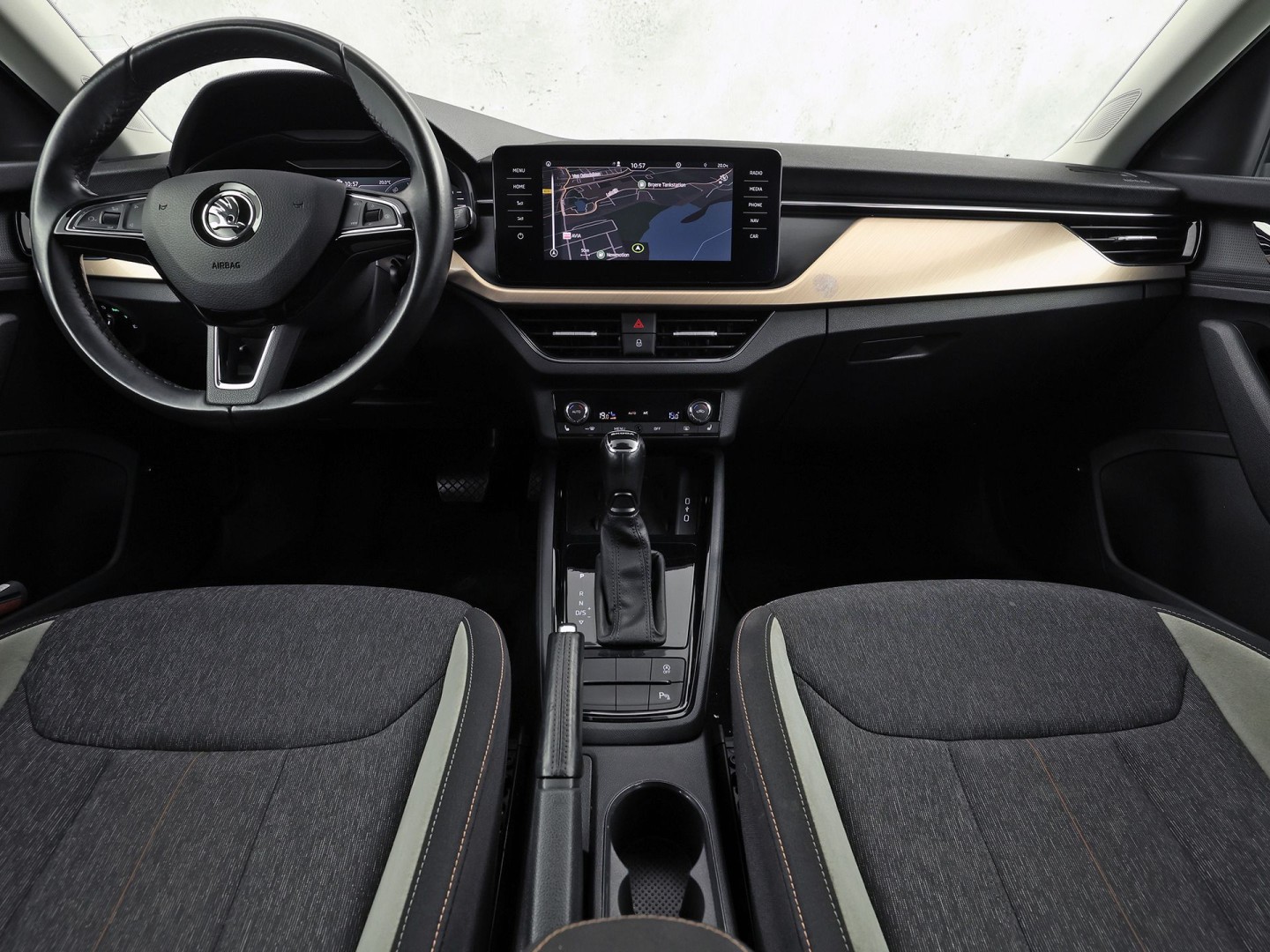 Škoda Scala 1.0 TSI Sport Automaat (VIRTUAL COCKPIT, APPLE CARPLAY, GROOT NAVI, CLIMATE, STOELVERWARMING, SPORTSTOELEN, PARKEERSENSOREN, LED KOPLAMPEN, NIEUWSTAAT)