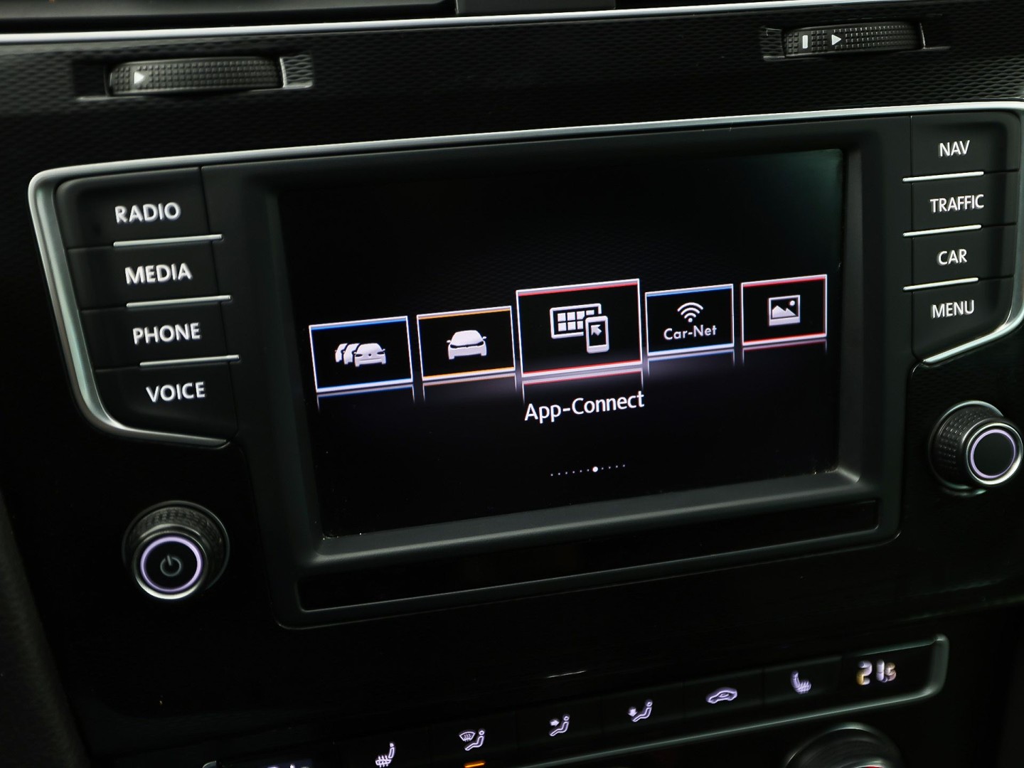 Volkswagen Golf 2.0 TSI GTI 220Pk Automaat (NAVIGATIE, CLIMATE, LEDER, STOELVERWARMING, SPORTSTOELEN, GETINT GLAS, XENON, NIEUWSTAAT)