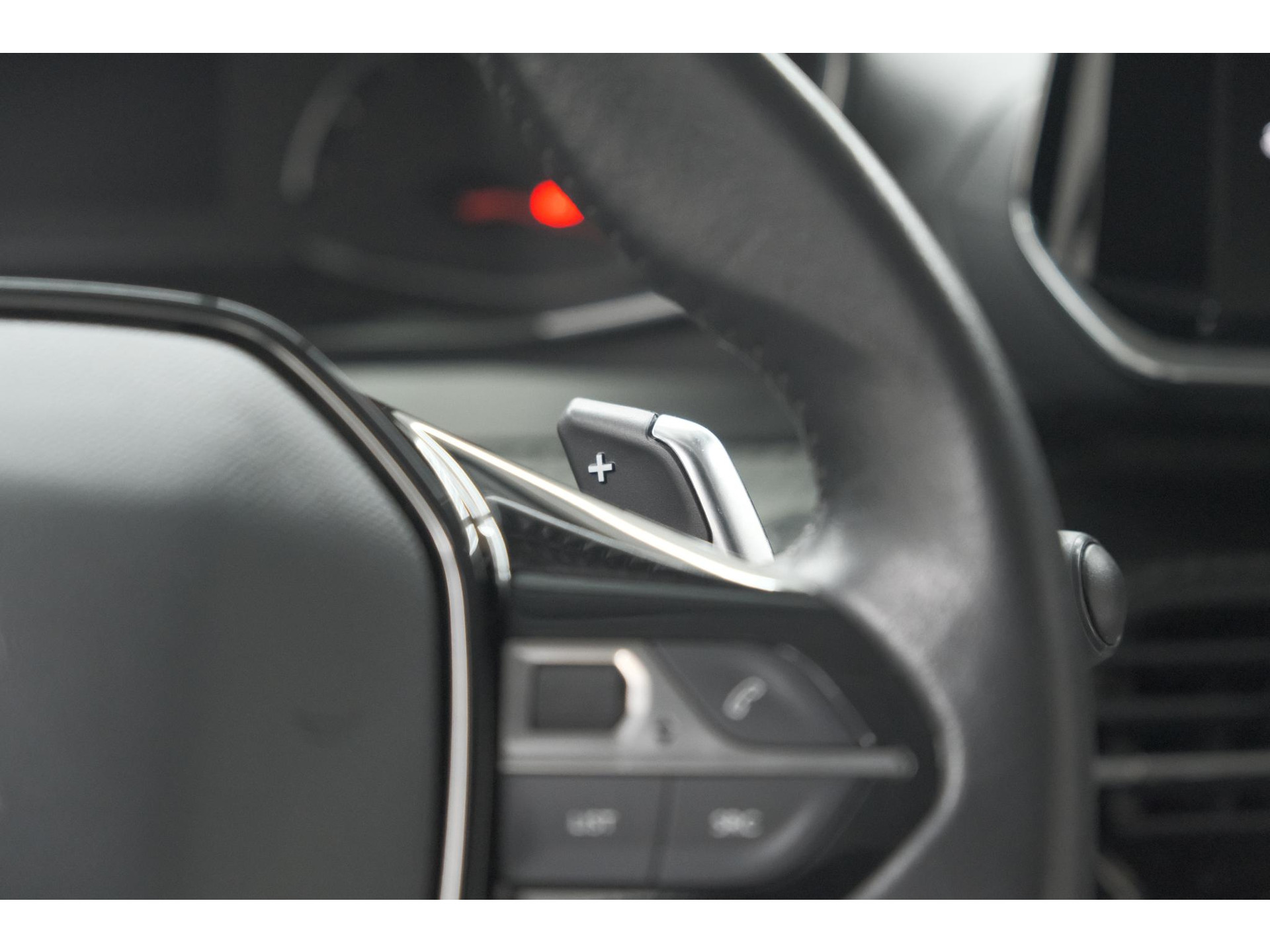 Peugeot 2008 PureTech 130 EAT8 Allure | Trekhaak | Camera | Navigatie | Apple Carplay