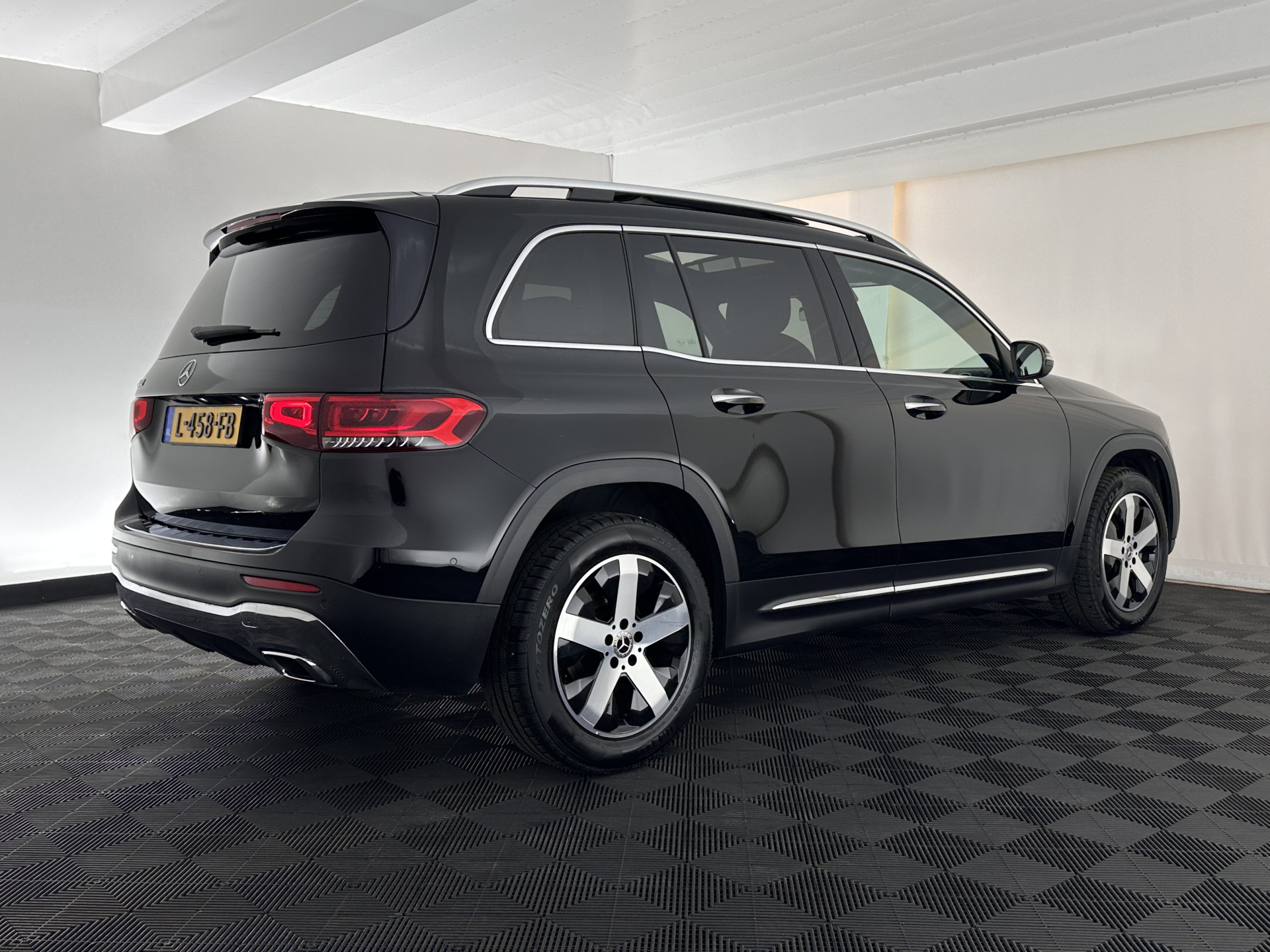 Mercedes-Benz GLB 200 Business Solution Luxury (INCL-BTW) *PANO | LEATHER | FULL-LED | AMBIENTLIGHT | HEATED-SPORTSEATS | WIDESCREEN-DIGICOCKPIT | DAB+ | NAVI-FULLMAP | CAMERA | PRIVACYGLASS | LANE-ASSIST | DYNAMIC-SELECT | 18'