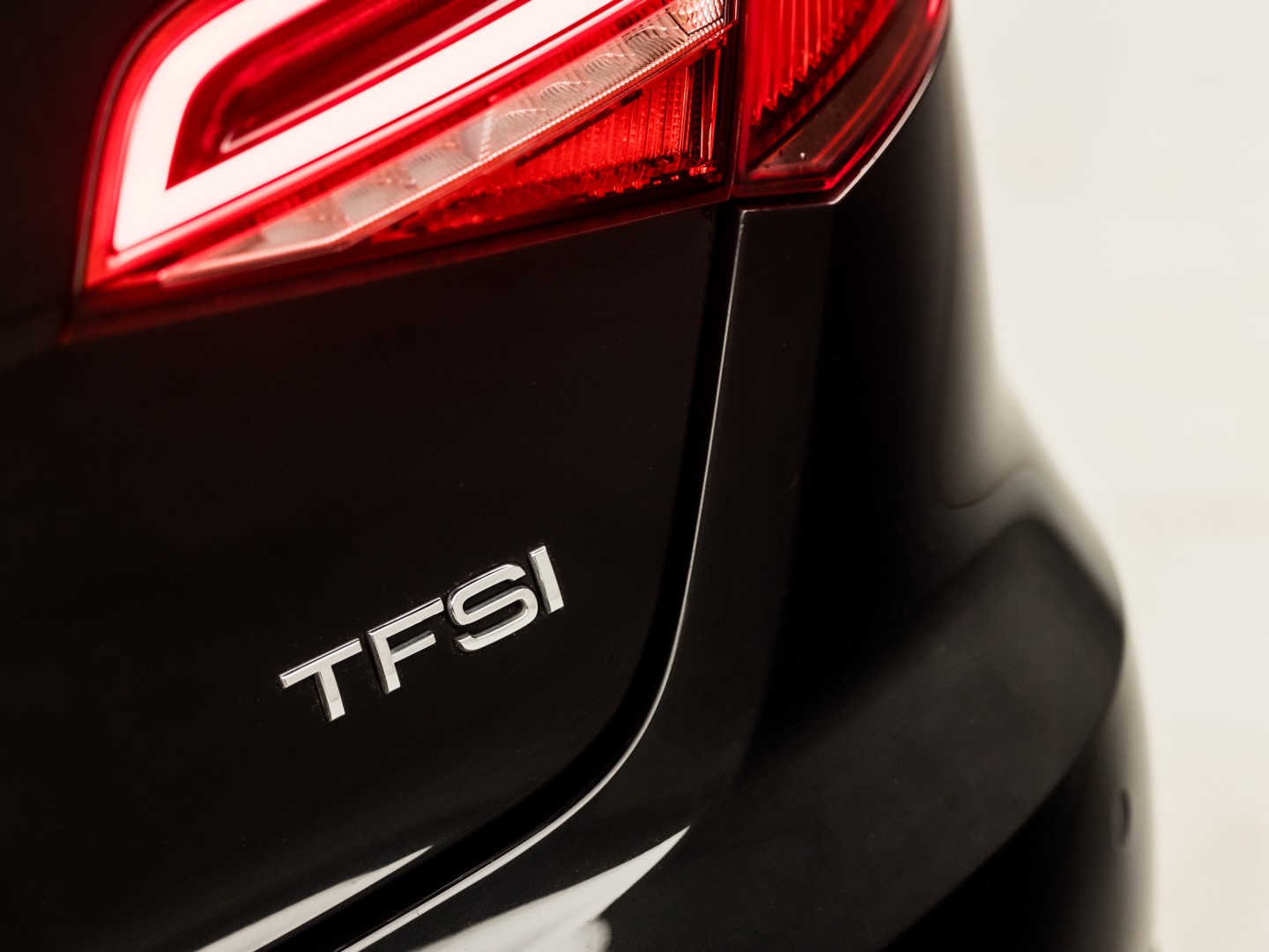 Audi A3 Sportback 1.0 TFSI Sport (APPLE CARPLAY, GROOT NAVI, CLIMATE, DYNAMISCHE KNIPPERLICHTEN, SPORTSTOELEN, CRUISE, PARKEERSENSOREN, NIEUWE APK, NIEUWSTAAT)