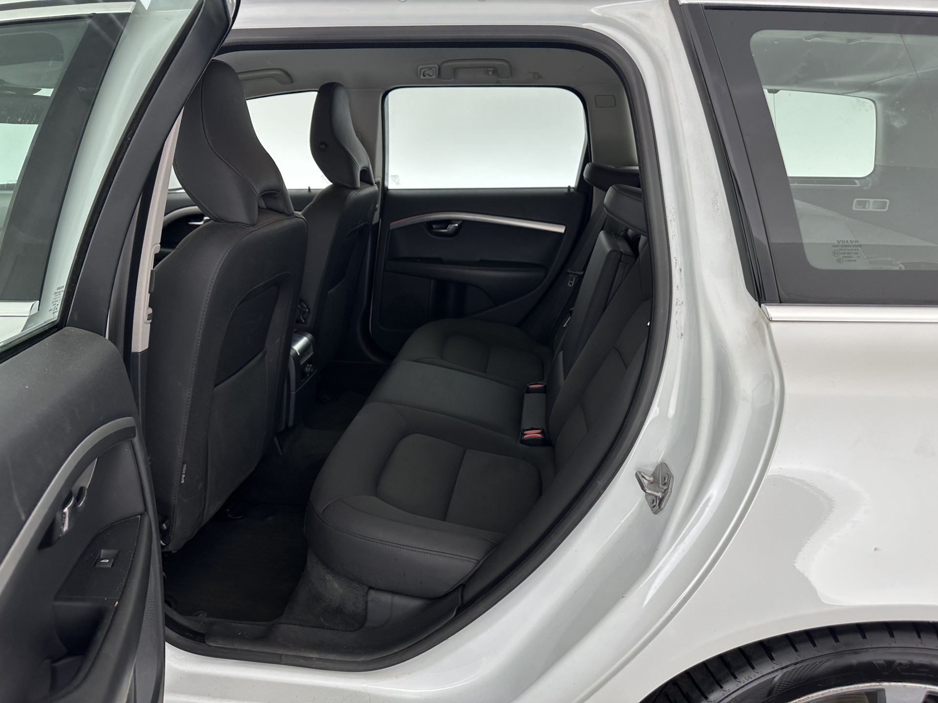 Volvo V70 1.6 D2 Kinetic Sport-Pack Aut. *NAVI-FULLMAP | COMFORT-SEATS | ECC | SIPS | PDC | CRUISE | PRIVACY-GLASS | TOWBAR | 17''ALU*