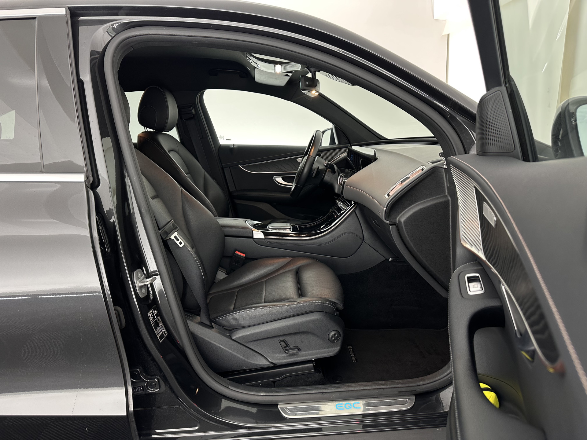 Mercedes-Benz EQC 400 4MATIC Business Solution Luxury 80 kWh {SOH-89%} (INCL.BTW) Aut.*LEATHER | FULL-LED | DISTRONIC | BLINDSPOT | HEATED-COMFORTSEATS | DIGI-WIDESCREEN | DAB+ | KEYLESS | AMBIENTLIGHT | NAVI-FULLMAP | ECC | PRIVACY-GLASS | PDC | 20''ALU*
