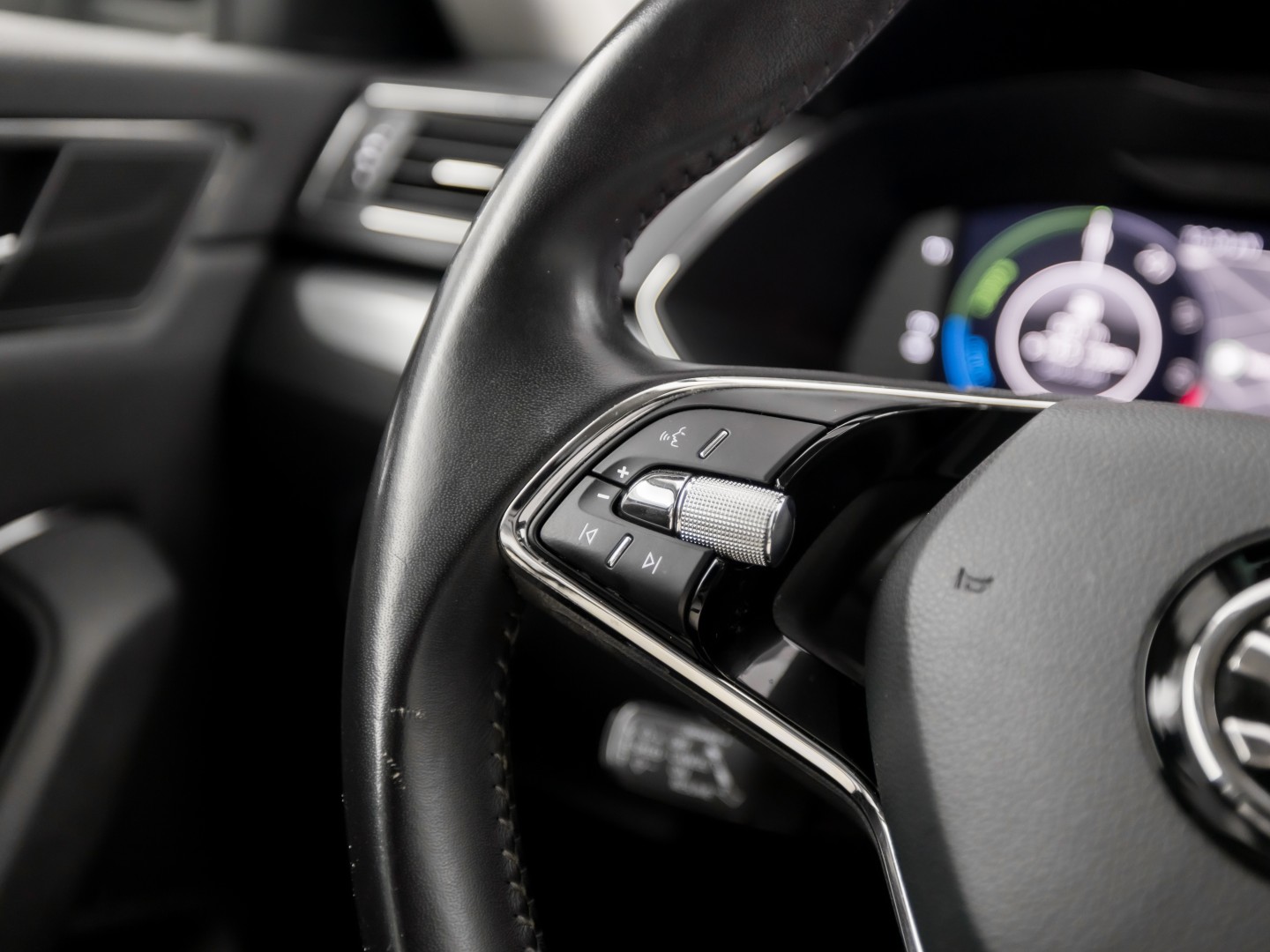 Škoda Superb Combi 1.4 TSI iV Business Sport 218Pk Automaat (VIRTUAL COCKPIT, APPLE CARPLAY, GROOT NAVI, CAMERA, STOELVERWARMING, SPORTSTOELEN, KEYLESS, ADAPTIVE CRUISE, GETINT GLAS, NIEUWSTAAT)