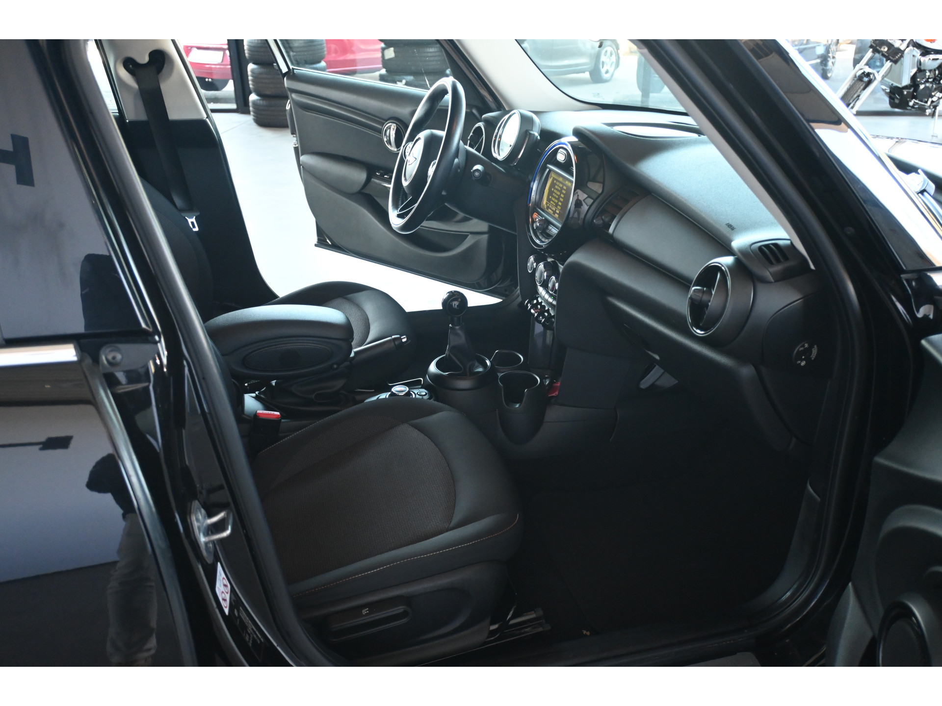 MINI Mini 1.5 Business Nap Airco Cruise control Navigatie Lichtmetaal Inruil mogelijk