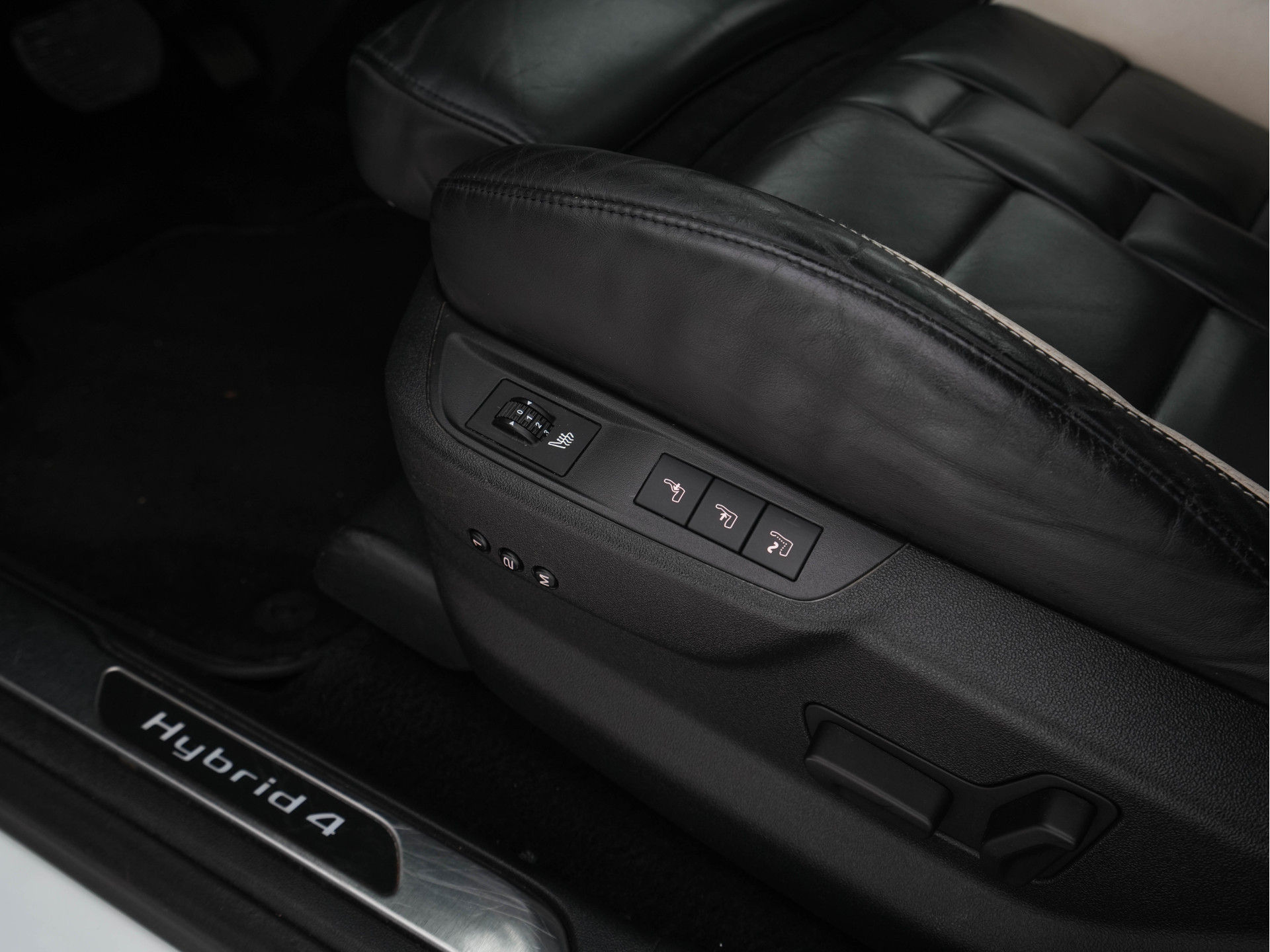 Citroën DS5 2.0 Hybrid4 Business Executive Aut. *PANO | TWO-TONE-LEATHER | MEMORY-PACK | NAVI-FULLMAP | XENON | KEYLESS | CAMERA | HEAD-UP | MASSAGE-SEAT | CRUISE | SPORT-SEATS | 17"ALU*