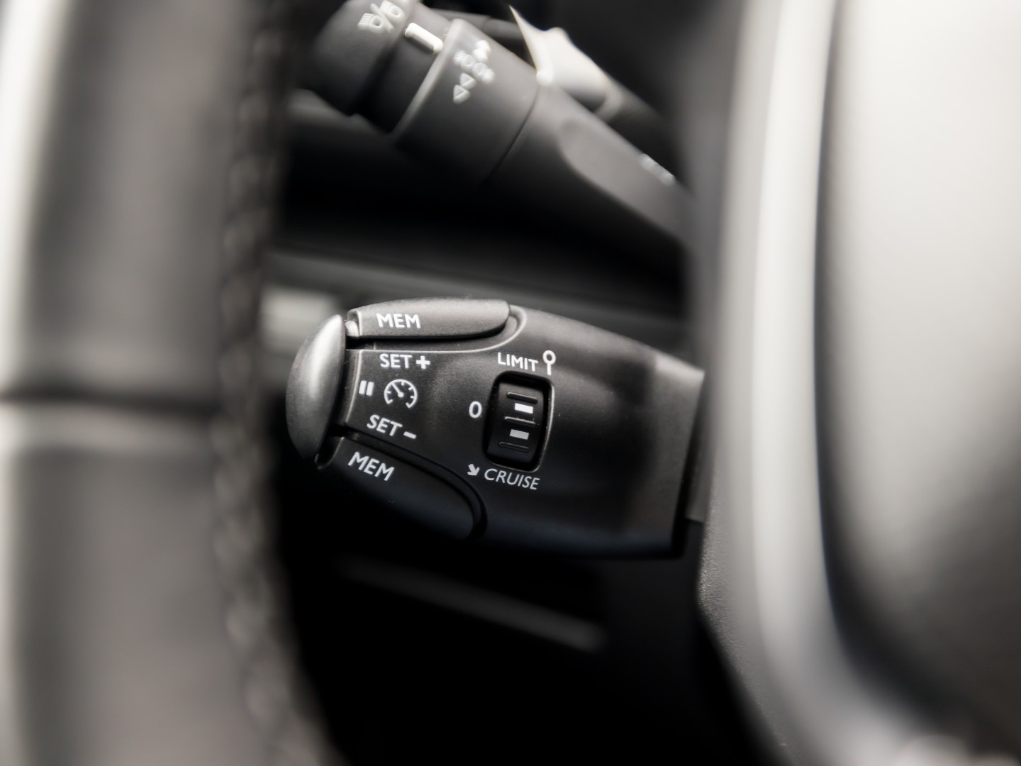Peugeot 3008 1.2 PureTech Allure Sport (APPLE CARPLAY, GROOT NAVI, 360 CAMERA, DRIVE MODE, GETINT GLAS, SPORTSTOELEN, LEDER, TREKHAAK, CRUISE, NIEUWSTAAT)