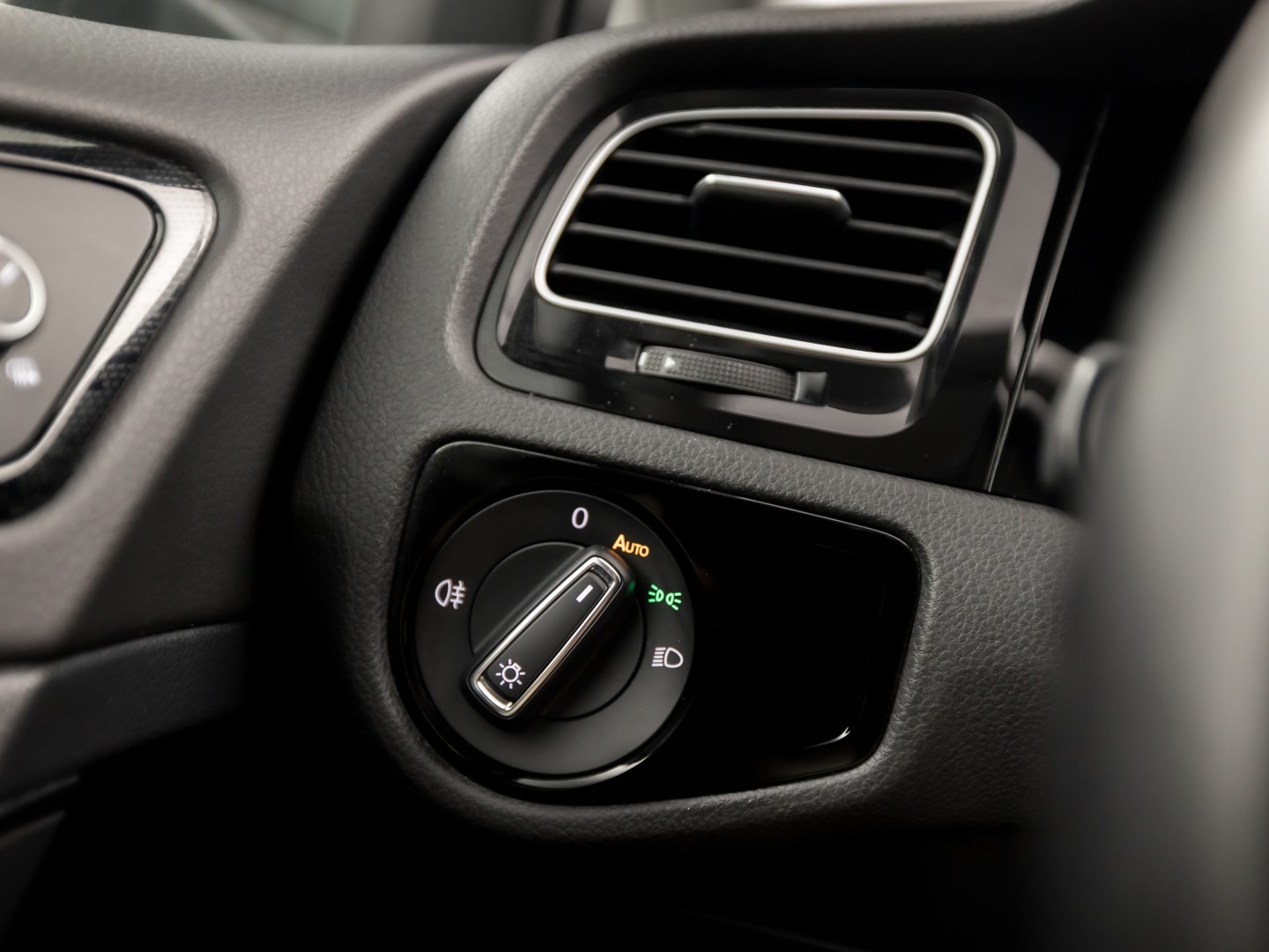 Volkswagen Golf 1.5 TSI 131PK Sportline (APPLE CARPLAY, GROOT NAVI, 4 CILINDER, CLIMATE, LED KOPLAMPEN, STOELVERWARMING, SPORTSTOELEN, GETINT GLAS, LM VELGEN, ADAPTIVE CRUISE, PARKEERSENSOREN, NIEUWSTAAT)