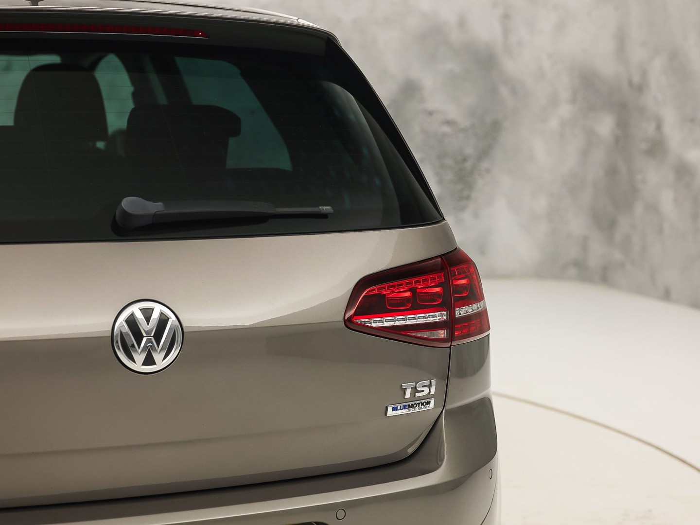 Volkswagen Golf 1.0 TSI Sportline Automaat (APPLE CARPLAY, NAVIGATIE, CAMERA, CLIMATE, SPORTSTOELEN, GETINT GLAS, LM VELGEN, CRUISE, NIEUWSTAAT)