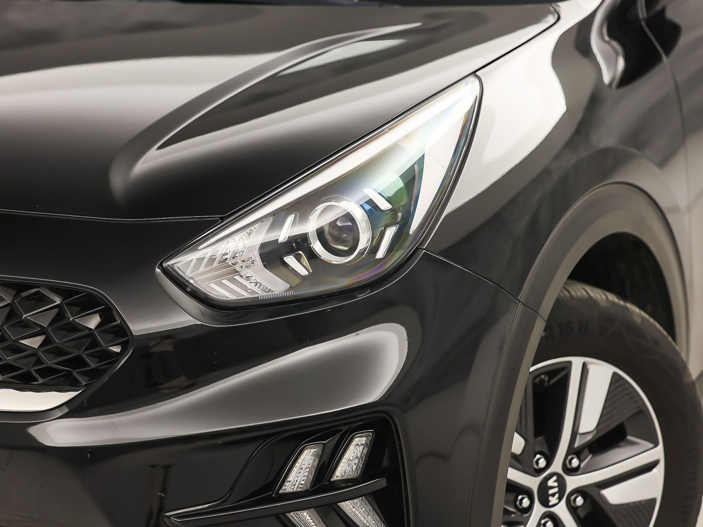 Kia Niro 1.6 GDi Hybrid DynamicLine 141Pk Automaat (APPLE CARPLAY, GROOT NAVI, CAMERA, TREKHAAK, SPORTSTOELEN, ADAPTIVE CRUISE, LANE ASSIST, NIEUWE APK, NIEUWSTAAT)