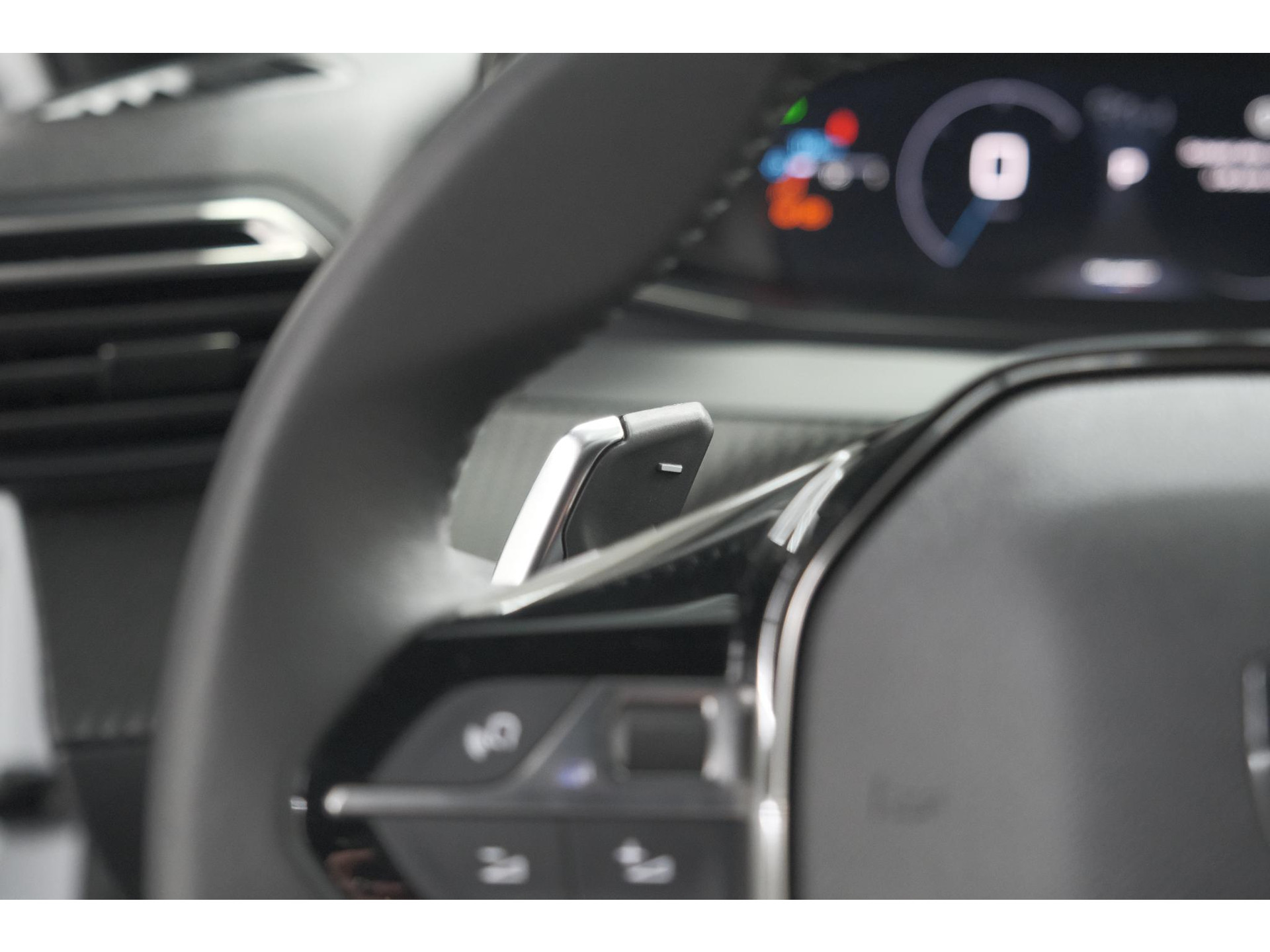 Peugeot 2008 PureTech 130 EAT8 Allure | Allseason banden | 360 Camera | Dodehoekdetectie | Apple Carplay | Stoelverwarming