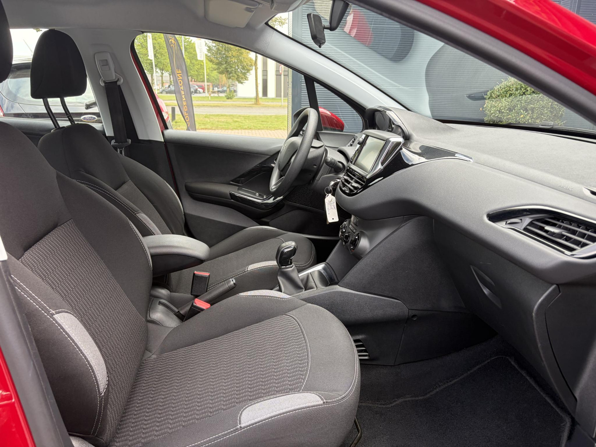 Peugeot 208 1.2 PureTech Blue Lion ✓D-riem vv in 2025✓1e Eigenaar✓Navi✓Carplay✓Trekhaak✓Recent beurt gehad✓Airco✓Cruise✓5 Deurs✓Pdc✓N.A.P✓Apk tot 03-2027