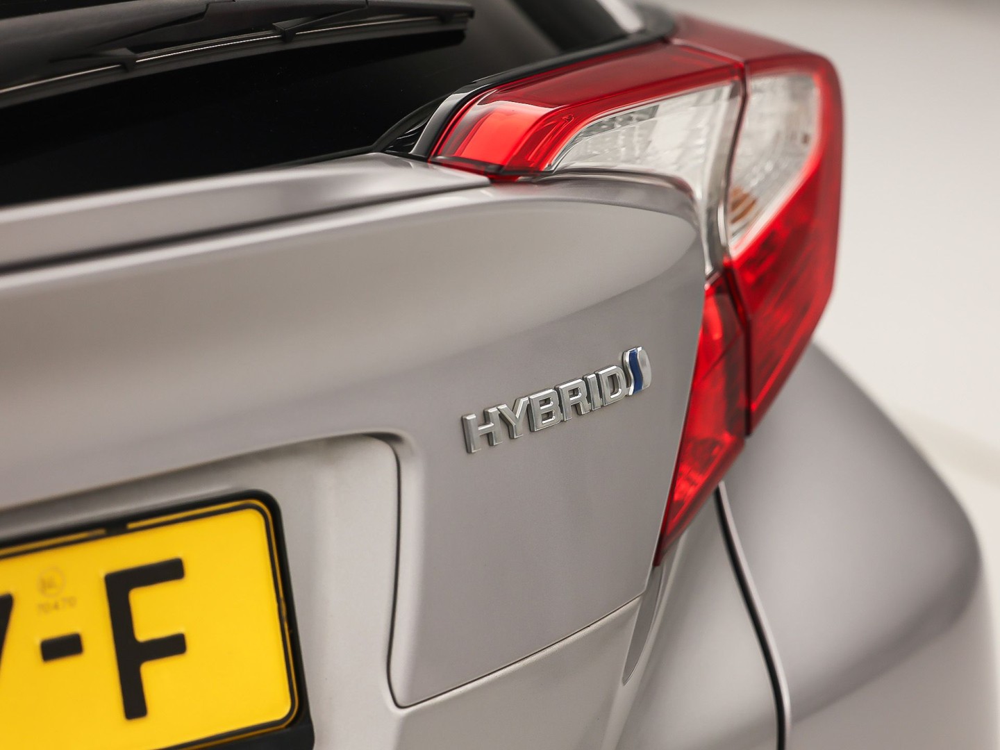 Toyota C-HR 1.8 Hybrid Sport Automaat (NAVIGATIE, CAMERA, STUUR/STOELVERWARMING, GETINT GLAS, SPORTSTOELEN, ADAPTIVE CRUISE, KEYLESS, NIEUWSTAAT)
