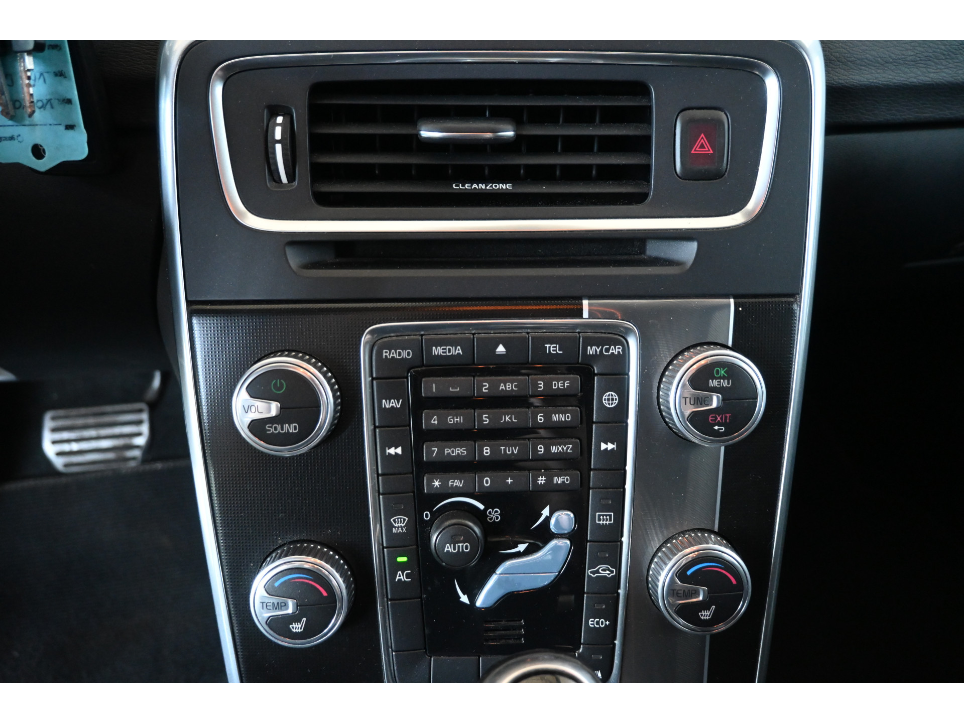 Volvo V60 2.0 D3 Nordic R-Design Automaat Clima Trekhaak Navigatie Cruise control Inruil Mogelijk!