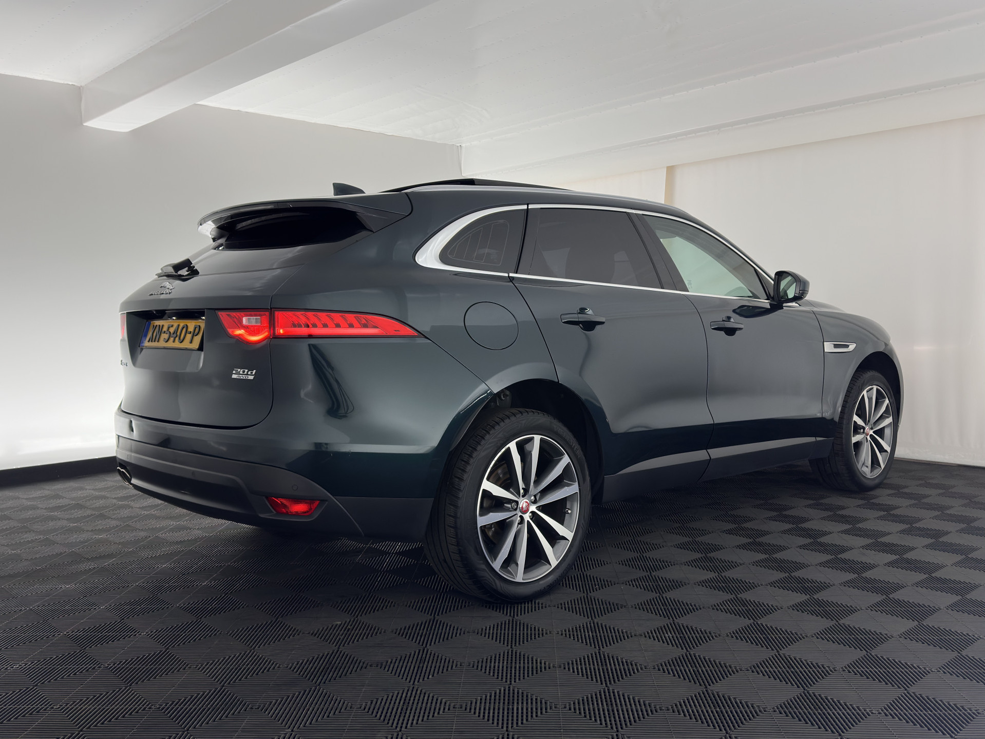 Jaguar F-PACE 2.0 Portfolio AWD 20d Aut. *PANO | DIGI-COCKPIT | XENON | LEATHER | KEYLESS | MERIDIAN-SOUND | NAVI-FULLMAP | ECC | PDC | CRUISE | 19''ALU*
