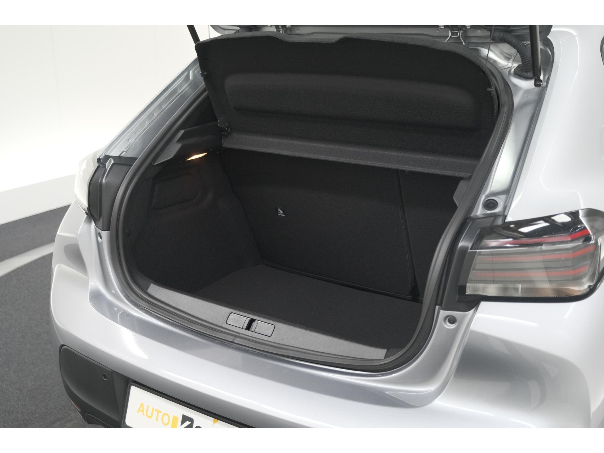 Peugeot 208 1.2 Hybrid 110 e-DCS6 Style | Direct Leverbaar | Apple Carplay | Parkeersensoren