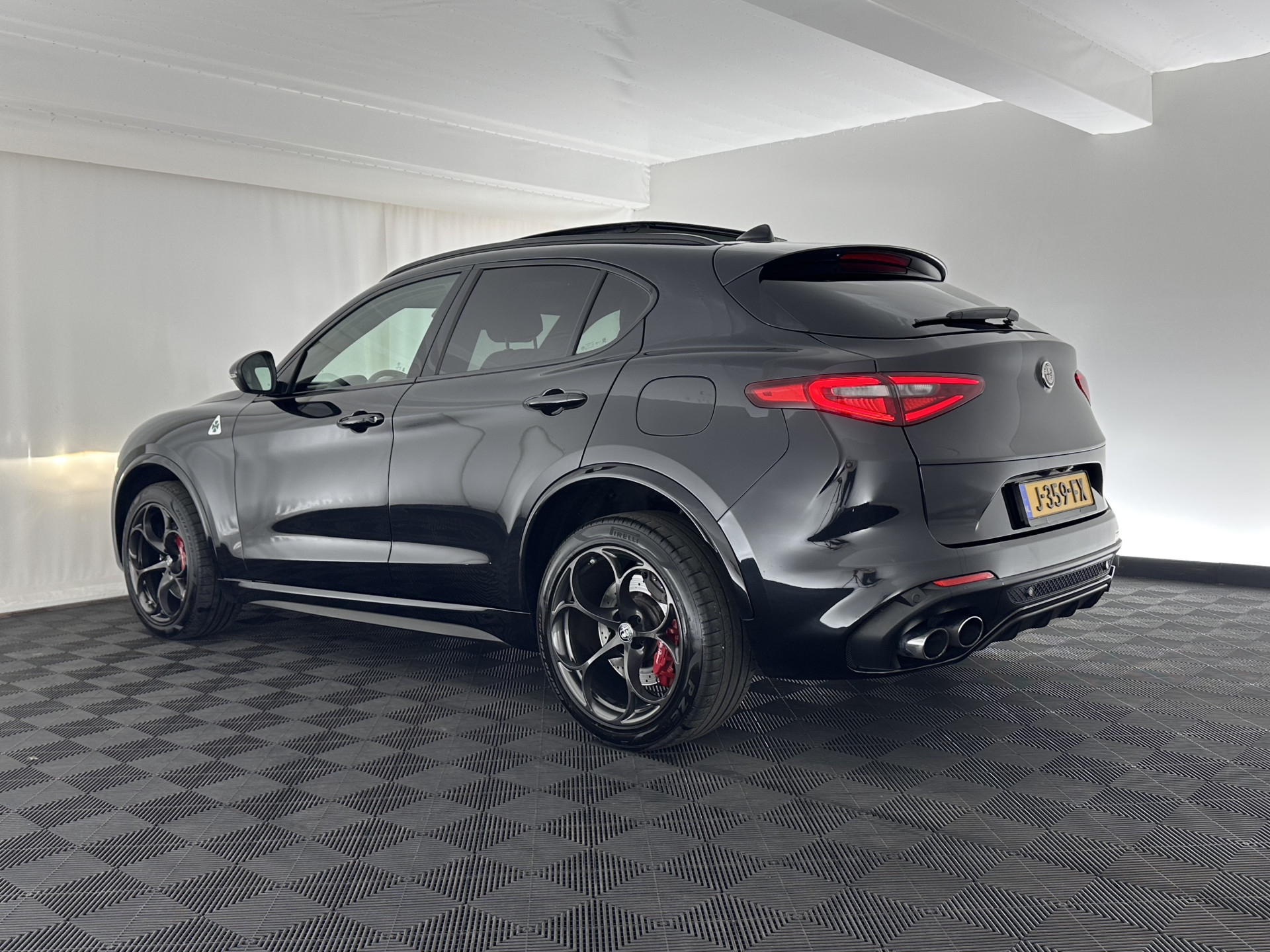Alfa Romeo Stelvio 2.9 V6 AWD Quadrifoglio (INCL-BTW) Aut. *PANO | LEATHER-ALCANTARA | XENON | ADAPTIVE-CRUISE | BLIND-SPOT | HARMAN/KARDON | MEMORY-PACK | HEATED-SPORTSEATS | DAB+ | KEYLESS | CARPLAY | NAVI-FULLMAP | CARBON-INLAY |..