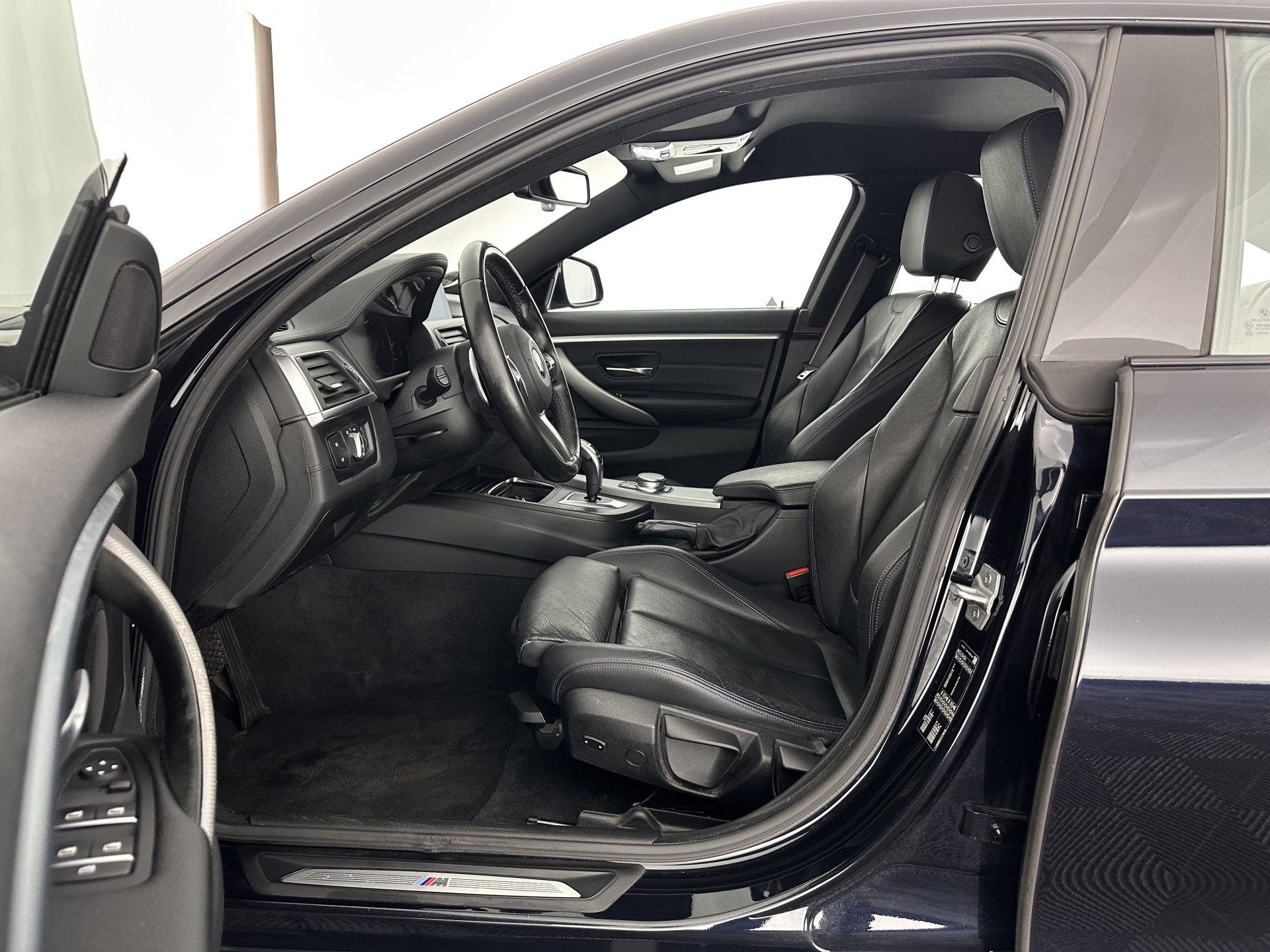 BMW 4-serie Gran Coupé 420i M-Sportpack High Executive Edition (INCL-BTW) Aut. *LEATHER | FULL-LED | DIGI-COCKPIT | HIFI-SOUND | HEATED-SPORTSEATS | DAB+ | CAMERA | SHIFTPADDLES | PRIVACYGLASS | HEAD-UP | TOWBAR | KEYLESS | CARBON-INLAY | 19''ALU*