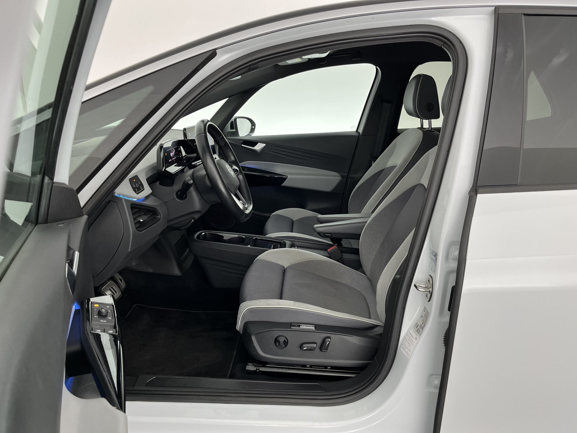 Volkswagen ID.3 First Max 58 kWh [ 3-Fase-11kW ] {SOH-89%} (INCL-BTW) *HEATPUMP | PANO | HEAD-UP | ADAPTIVE-CRUISE | IQ-LIGHTS | BLINDSPOT | CAMERA | KEYLESS | MICROFIBRE | AMBIENTLIGHT | NAVI-FULLMAP | DAB+ | ECC | HEATED-SPORTSEATS | DIGI-COCKPIT |