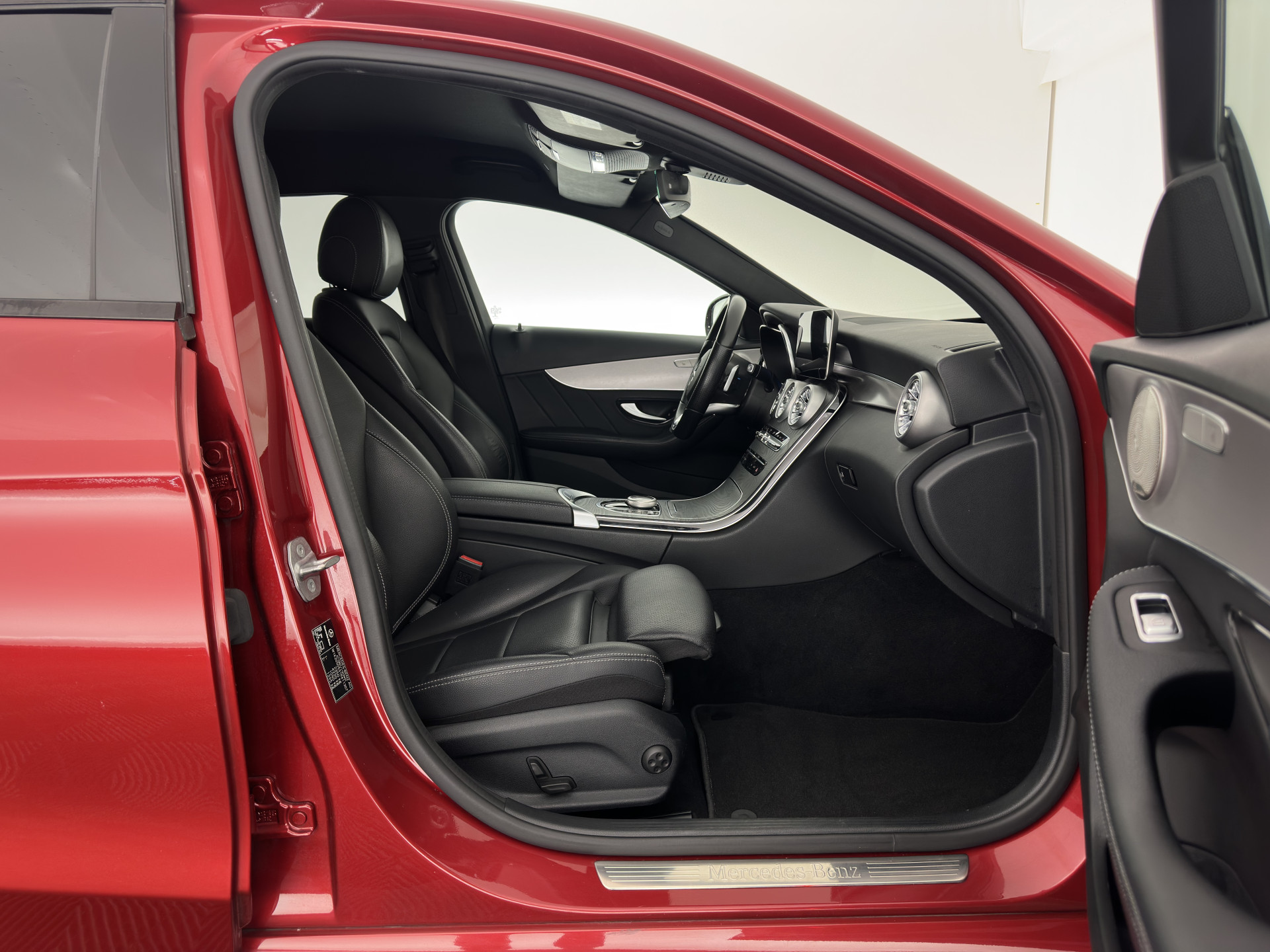 Mercedes-Benz C-klasse 300 e Business Solution AMG Limited ( Plug-In ) (INCL-BTW) *FULL-LEATHER | FULL-LED | BURMESTER | AMBIENT-LIGHT | BLIND-SPOT | HEATED-SPORTSEATS | DIGI-COCKPIT | NAVI-FULLMAP | CAMERA | DAB+ | PRIVACY-GLASS | 18''ALU*