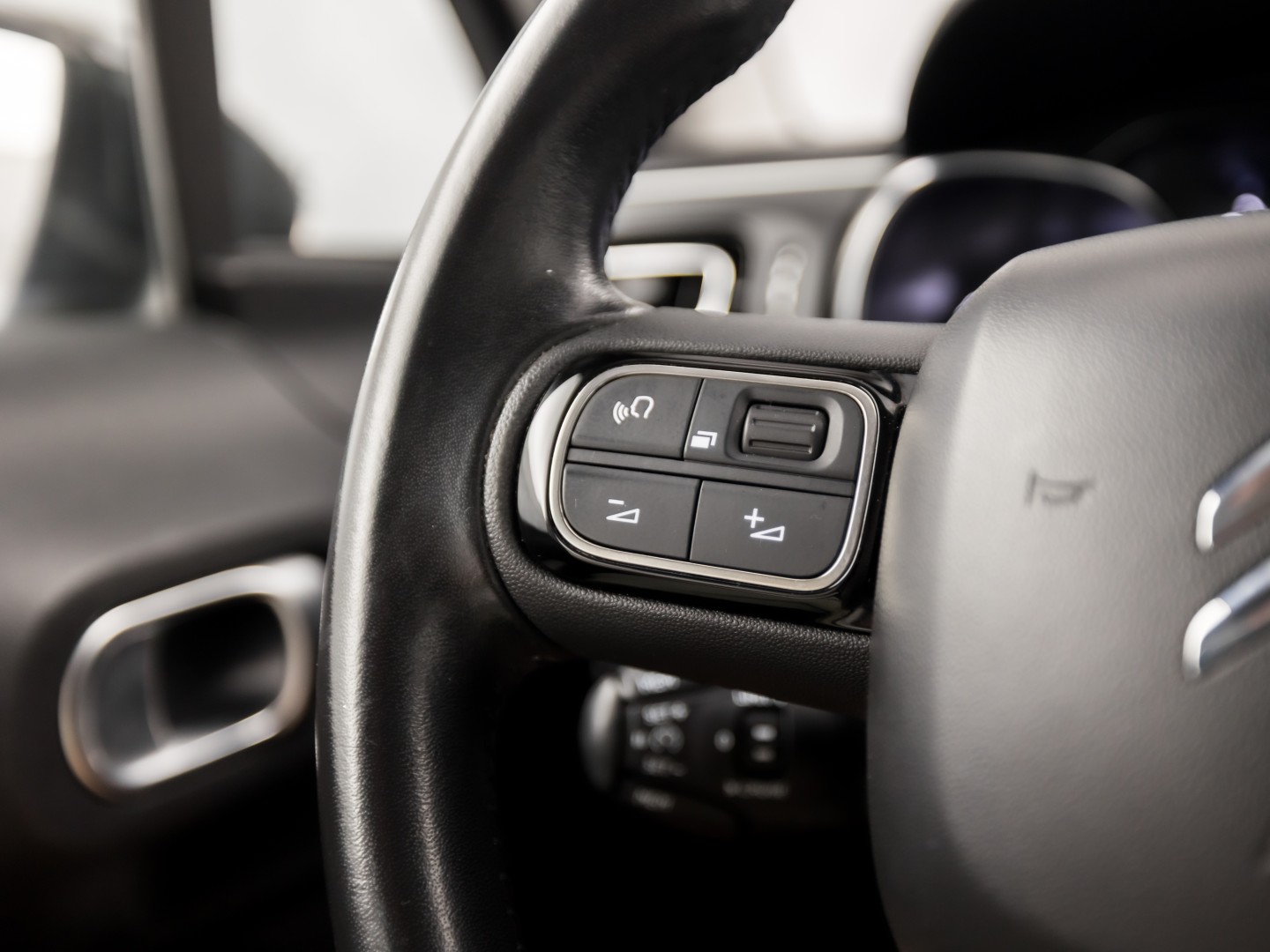 Citroën C3 1.2 PureTech S&S Shine Sport 110Pk (APPLE CARPLAY, GROOT NAVI, STOELVERWARMING, SPORTSTOELEN, CRUISE, LANE ASSIST, NIEUWSTAAT)