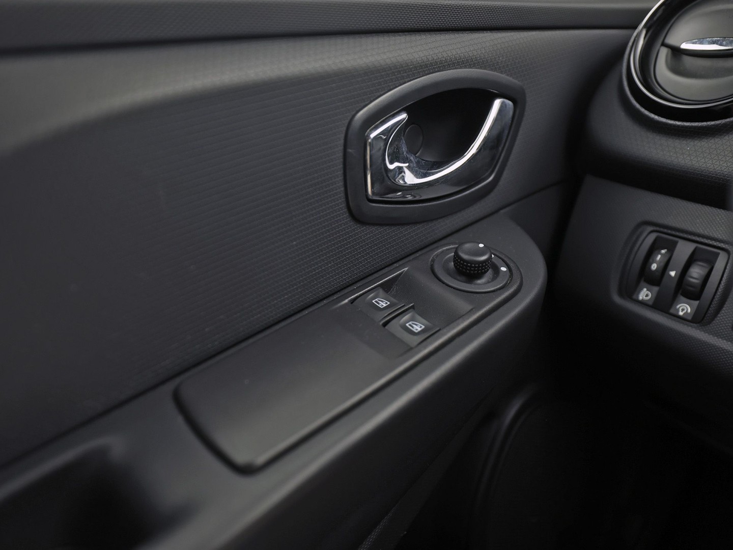 Renault Clio 0.9 TCe Sport (NAVIGATIE, CRUISE, TREKHAAK, SPORTSTOELEN, BLUETOOTH, NIEUWE APK, NIEUWSTAAT)