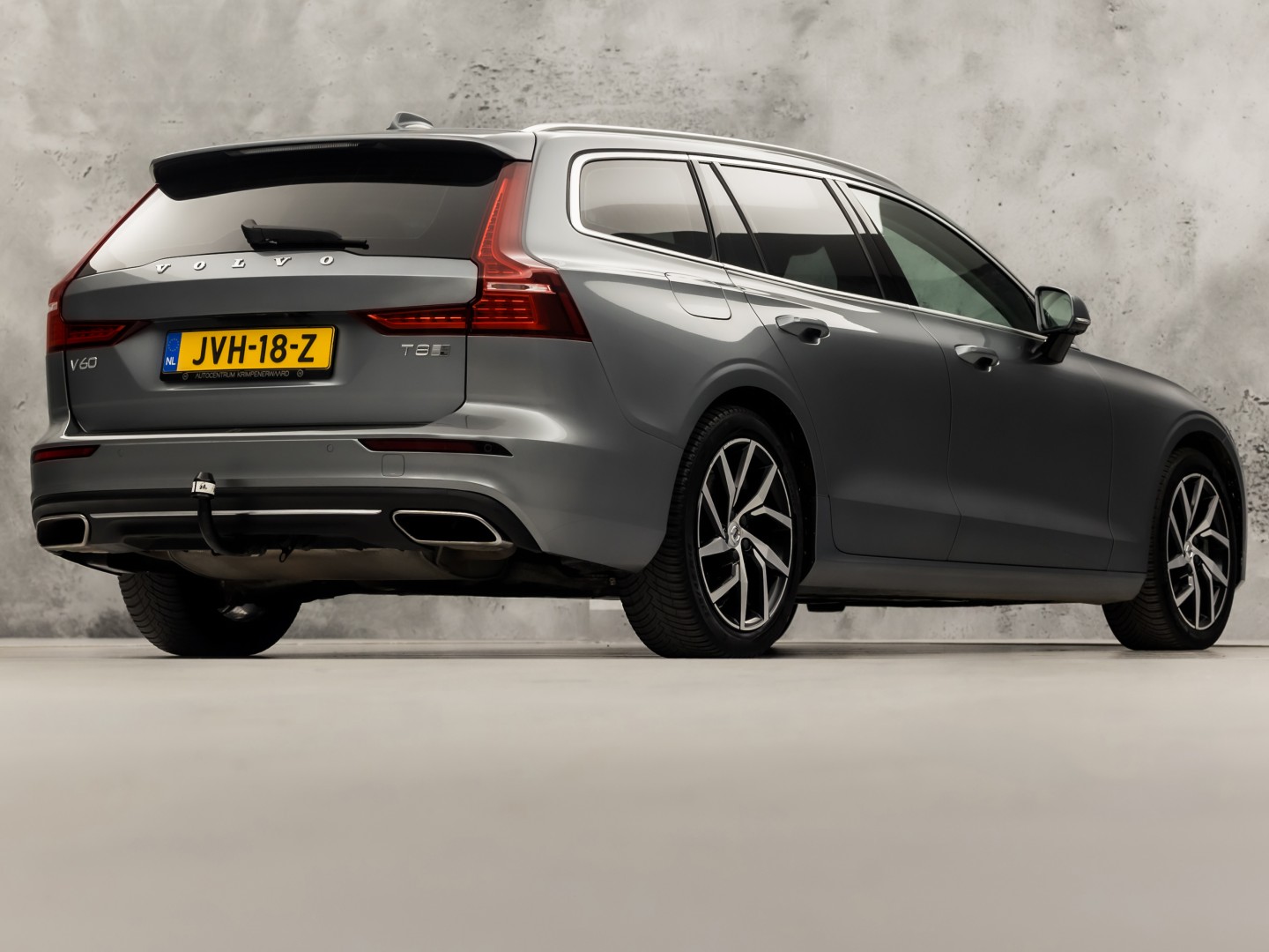 Volvo V60 2.0 T8 Twin Engine AWD Inscription 391Pk Automaat (PANORAMADAK, GROOT NAVI, MEMORY SEATS, GETINT GLAS, STUUR/STOELVERWARMING, CAMERA, TREKHAAK, ELEK ACHTERKLEP, NIEUWSTAAT)