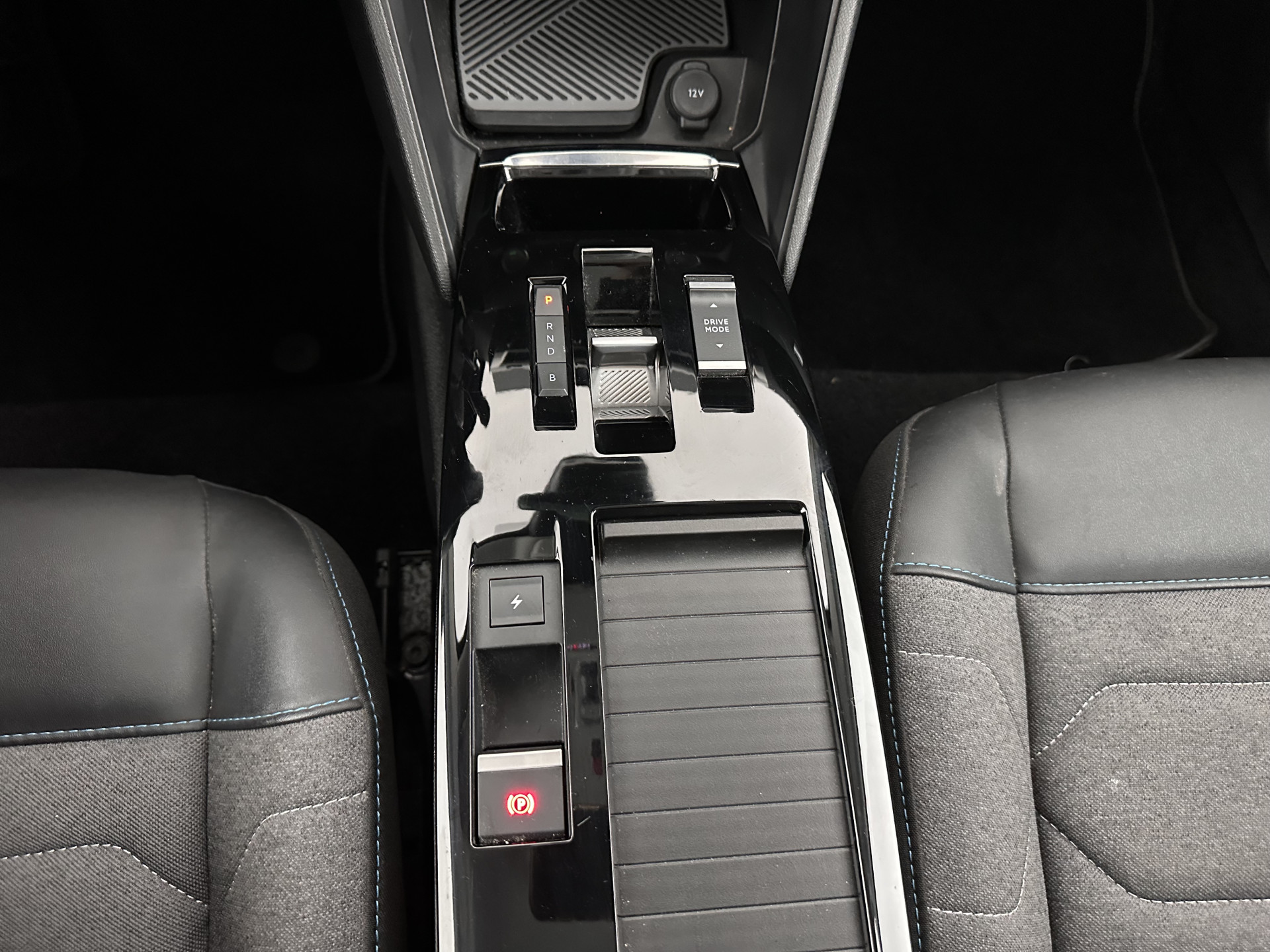 Citroën Ë-C4 X Feel Pack 50 kWh [ 3-Fase ] (INCL.BTW) *FULL-LED | LEATHER-FABRIC | DIGI-COCKPIT | DAB | COMFORT-SEATS | CAMERA | ECC | PDC | CRUISE | 18''ALU*