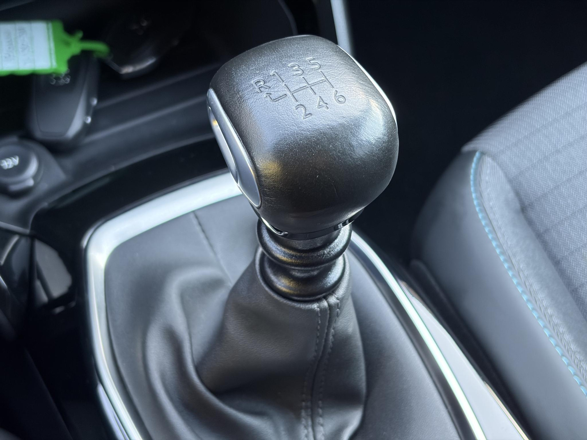 Peugeot 208 1.2 PureTech Allure ✓D-riem vv in 10-2025✓1e Eigenaar✓360° Camera✓Carplay✓Navi✓101pk✓LED✓Clima✓Cruise✓6 Bak✓Pdc✓Lm velgen✓Halfleder✓Recent beurt gehad✓N.A.P✓Apk tot 08-2028
