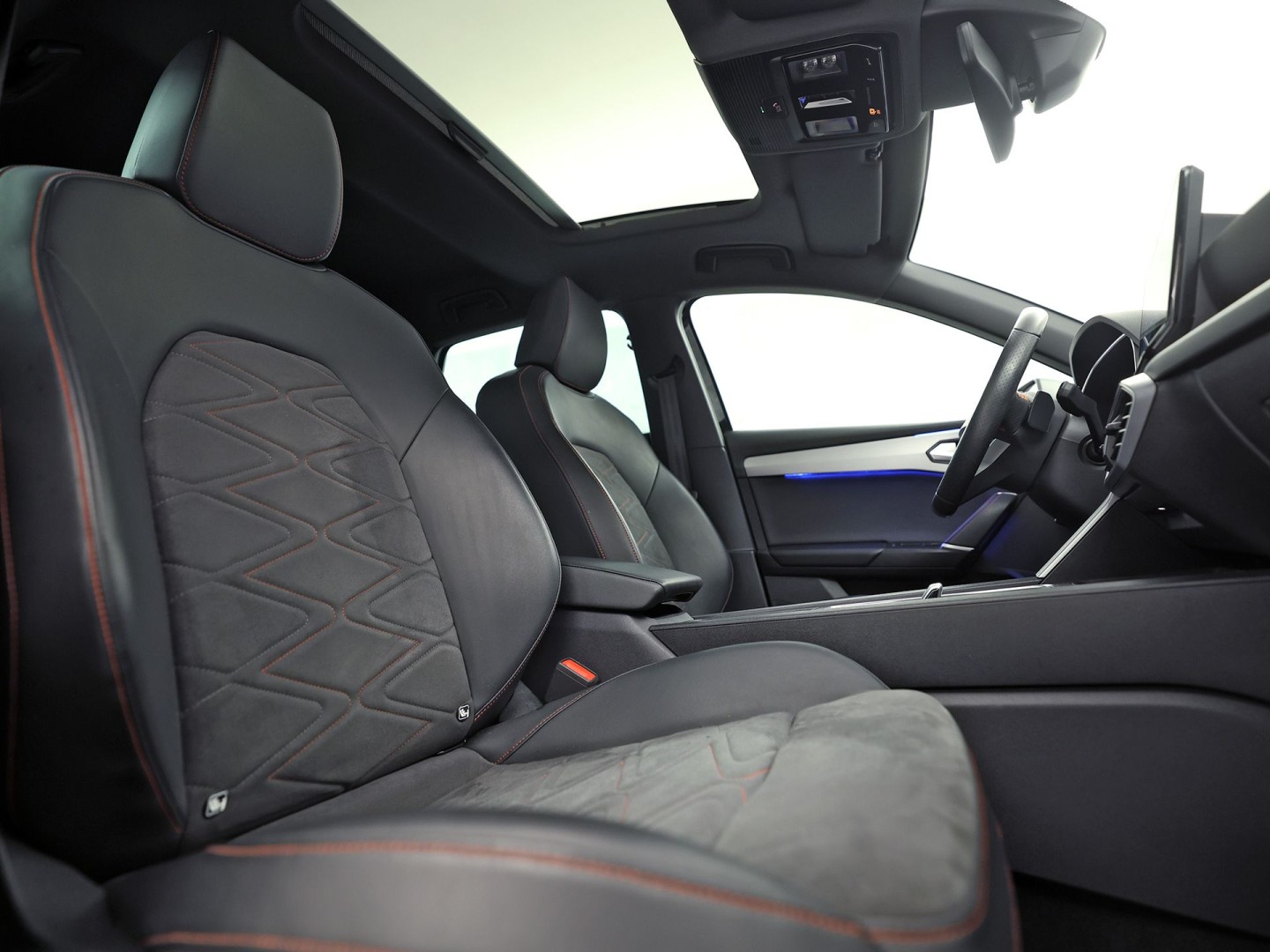SEAT Leon 1.4 TSI eHybrid PHEV FR 204Pk Automaat (PANORAMADAK, SOH 97,5%, APPLE CARPLAY, MEMORY SEAT, LEDER/ALCANTARA, CAMERA, GETINT GLAS, KEYLESS, ADAPTIVE CRUISE, ZWART HEMEL, NIEUWSTAAT)