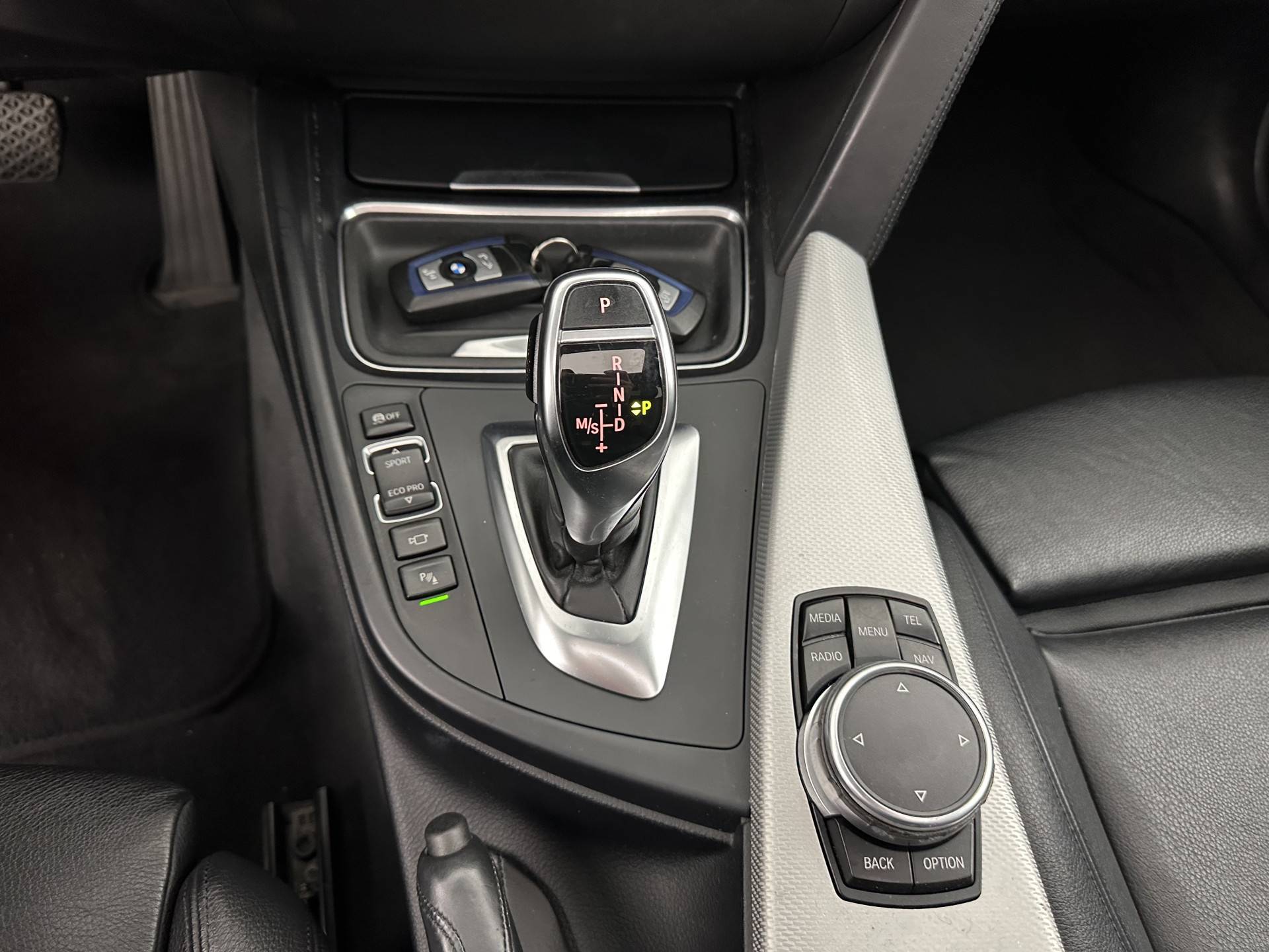 BMW 3-serie 330d M-Sportpack High Executive Aut. *PANO | LEATHER | XENON | ADAPTIVE-CRUISE | HARMAN/KARDON | MEMORY-PACK | BLINDSPOT | HEATED-SPORTSEATS | CAMERA | DAB | KEYLESS | ECC | HEAD-UP | PDC | SHIFTPADDLES | TOWBAR |  18''ALU