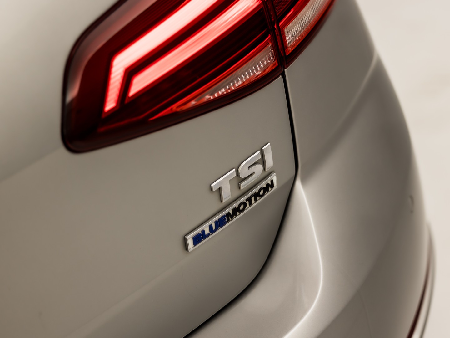Volkswagen Golf 1.5 TSI 131PK Sportline (APPLE CARPLAY, GROOT NAVI, 4 CILINDER, CLIMATE, LED KOPLAMPEN, STOELVERWARMING, SPORTSTOELEN, GETINT GLAS, LM VELGEN, ADAPTIVE CRUISE, PARKEERSENSOREN, NIEUWSTAAT)