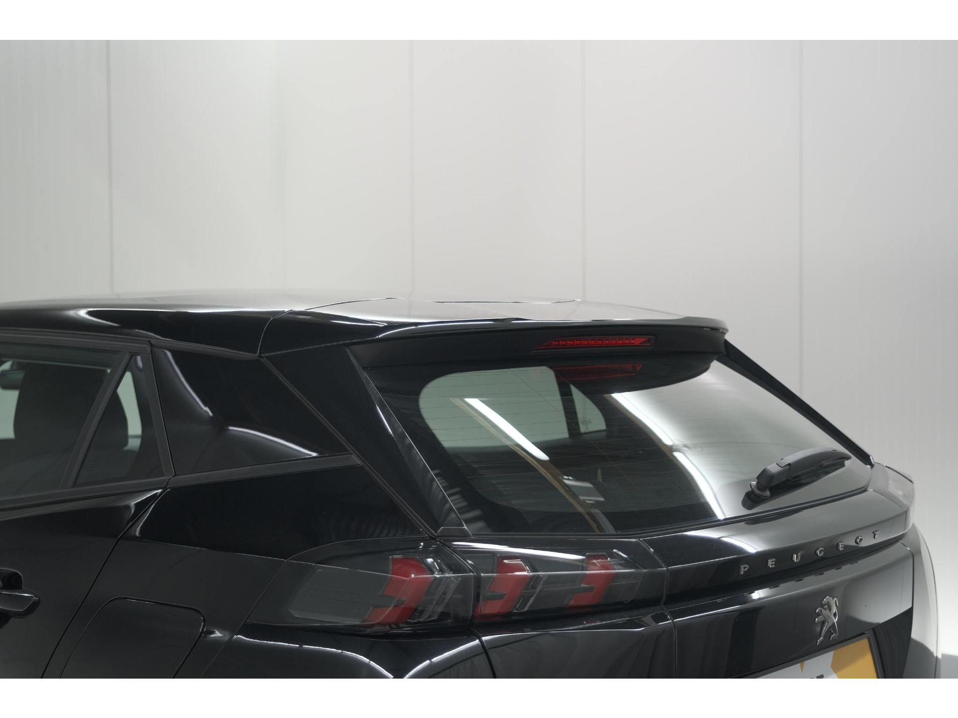 Peugeot 2008 PureTech 130 EAT8 Active | Parkeersensoren | Navigatie | Apple Carplay