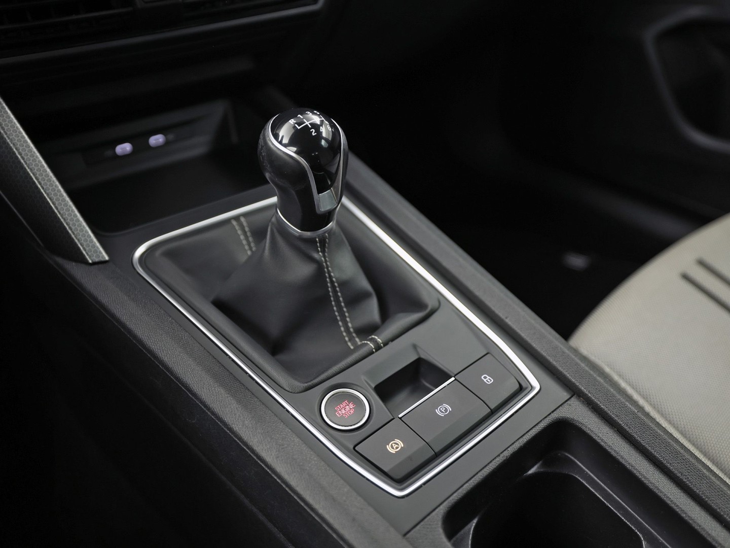 SEAT Leon 1.5 TSI Sport (4 CILINDER, VIRTUAL COCKPIT, APPLE CARPLAY, GROOT NAVI, CAMERA, SPORTSTOELEN, GETINT GLAS, ADAPTIVE CRUISE, NIEUWSTAAT)