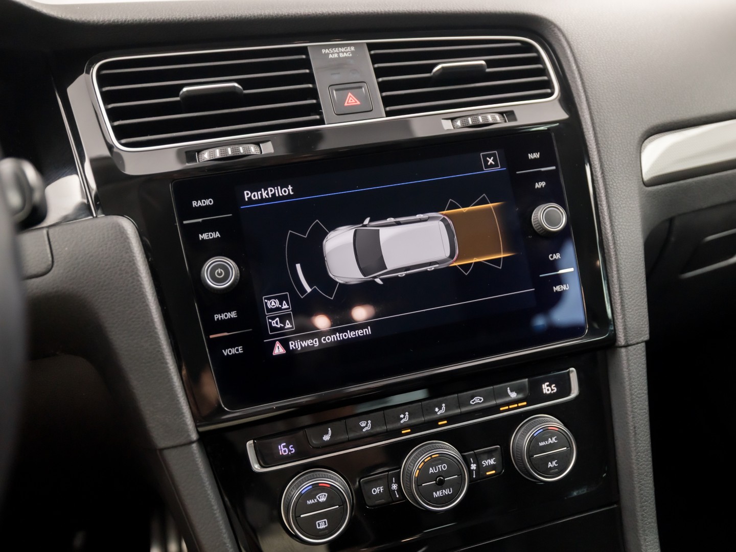 Volkswagen Golf 1.0 TSI Sportline (APPLE CARPLAY, GROOT NAVI, CLIMATE, STOELVERWARMING, SPORTSTOELEN, LM VELGEN, GETINT GLAS, PARKEERSENSOREN, NIEUWSTAAT)